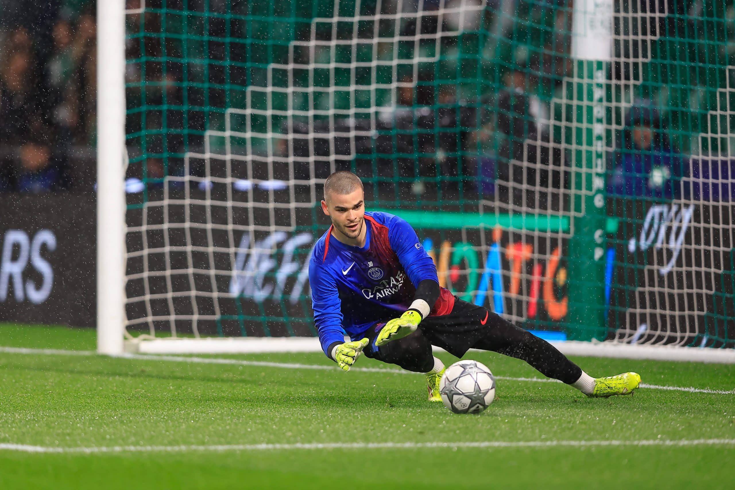 Lucas Chevalier à l'échauffement lors du match entre le PSG et le Sporting Portugal.