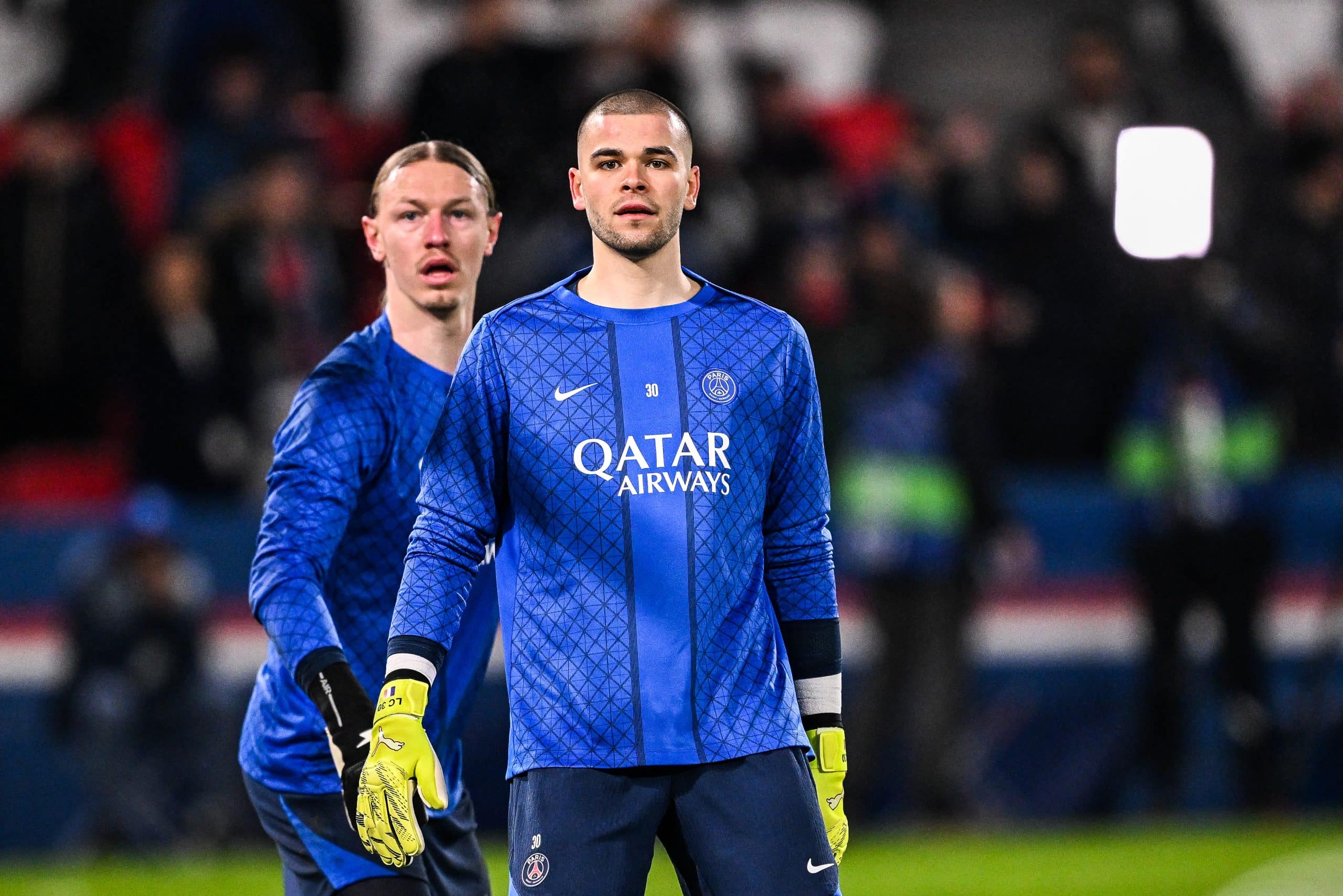 Lucas Chevalier à l'échauffement avec Matvei Safonov derrière lui.