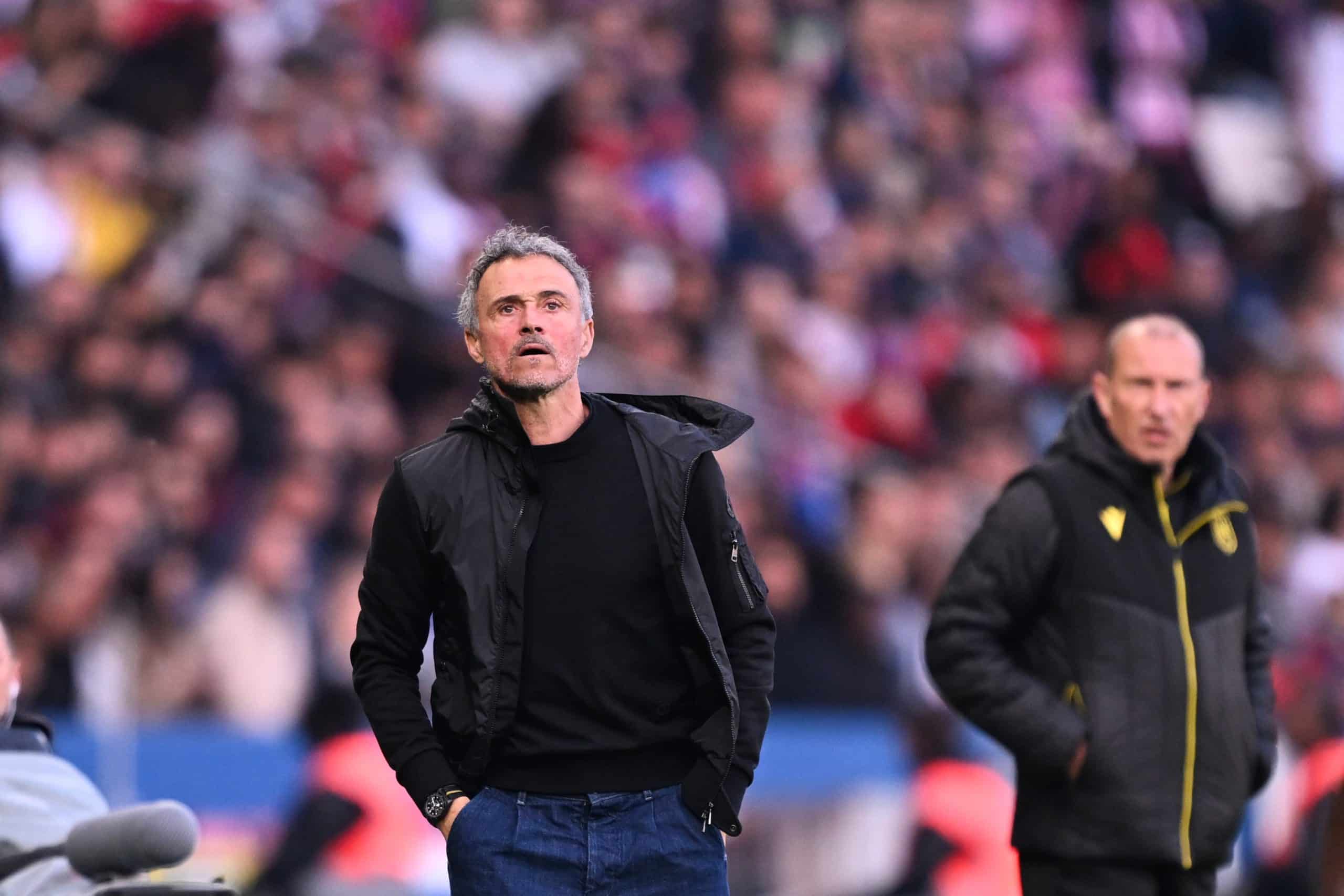 Luis Enrique suivant le match contre le FC Nantes avec attention.