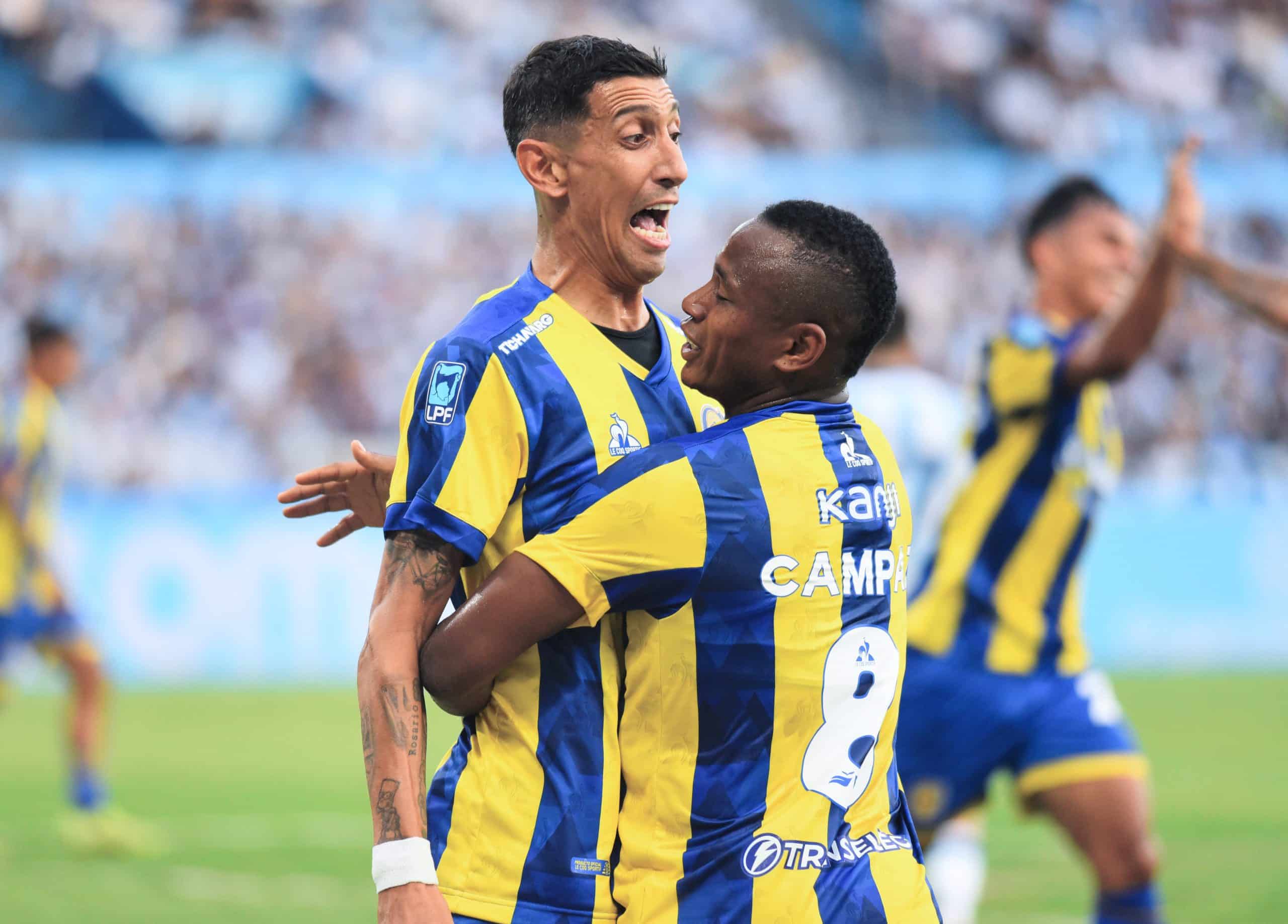 Angel Di Maria félicité par un partenaire après un but pour Rosario Central.