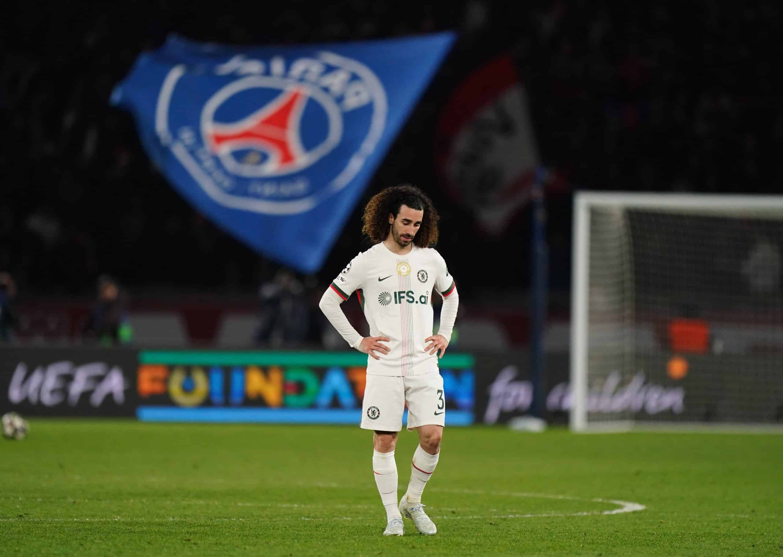 Marc Cucurella déçu après la défaite de Chelsea au match aller face au PSG.
