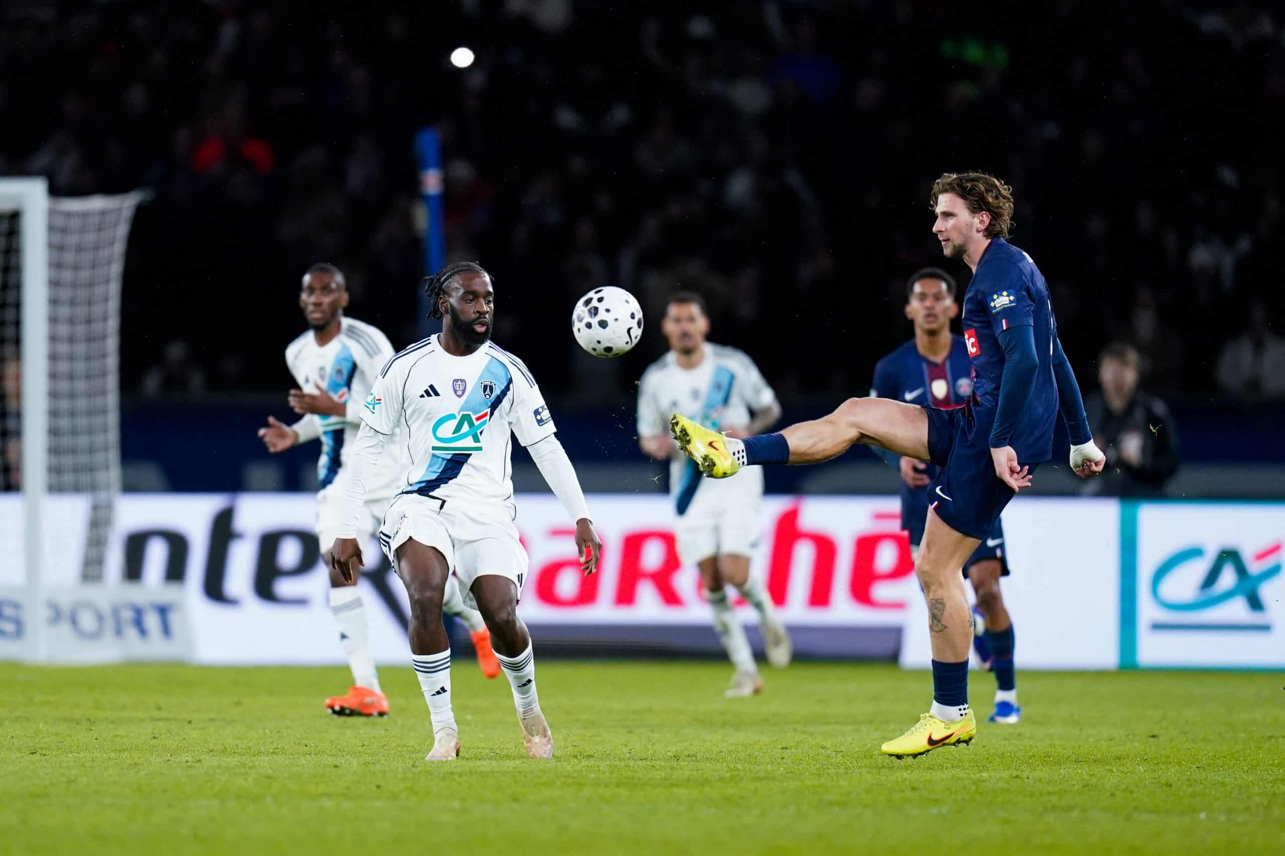 Zabarnyi relançant face à Ikoné lors du derby parisien.