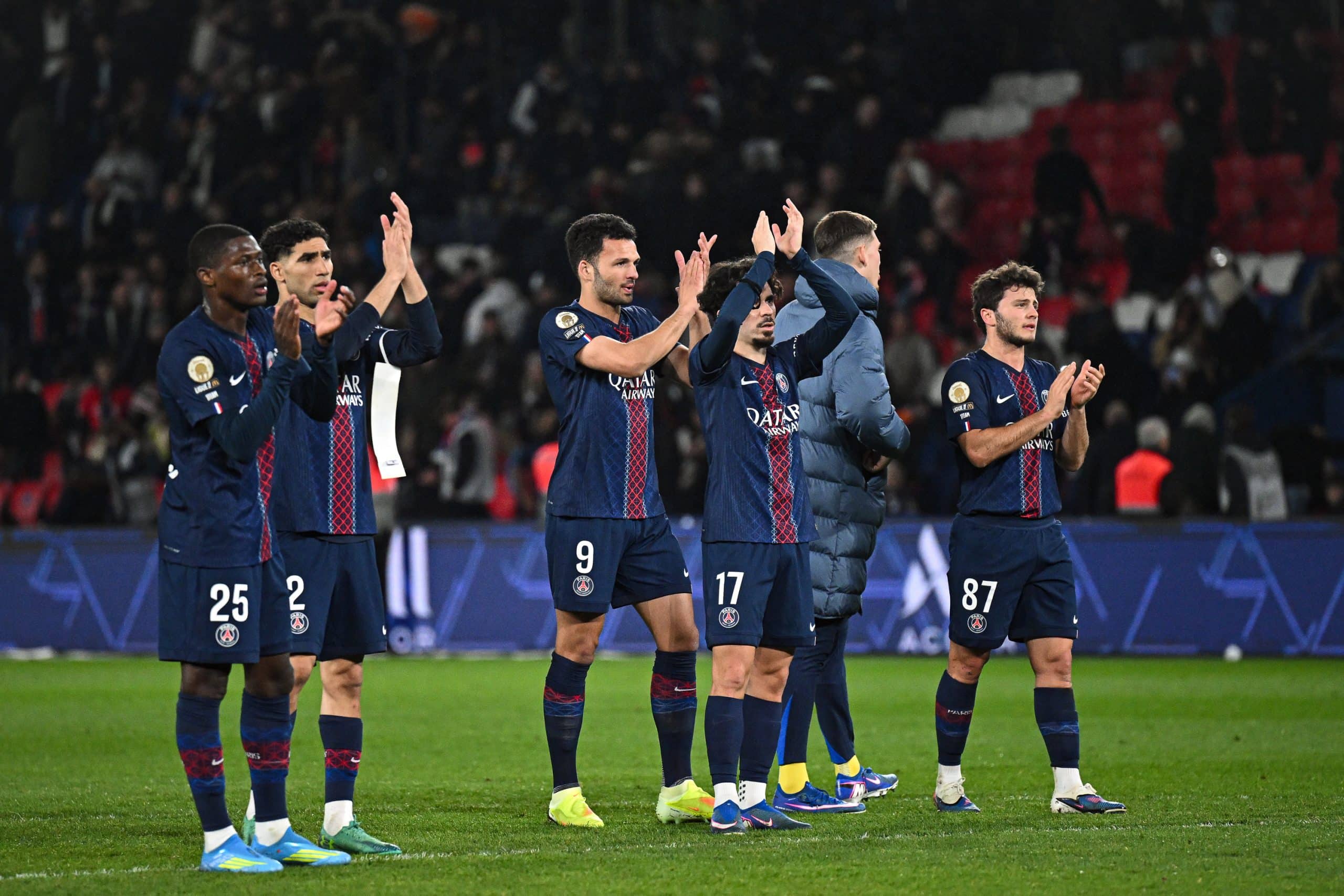 Les joueurs du PSG saluant leurs supporters après leur victoire sur le TFC.