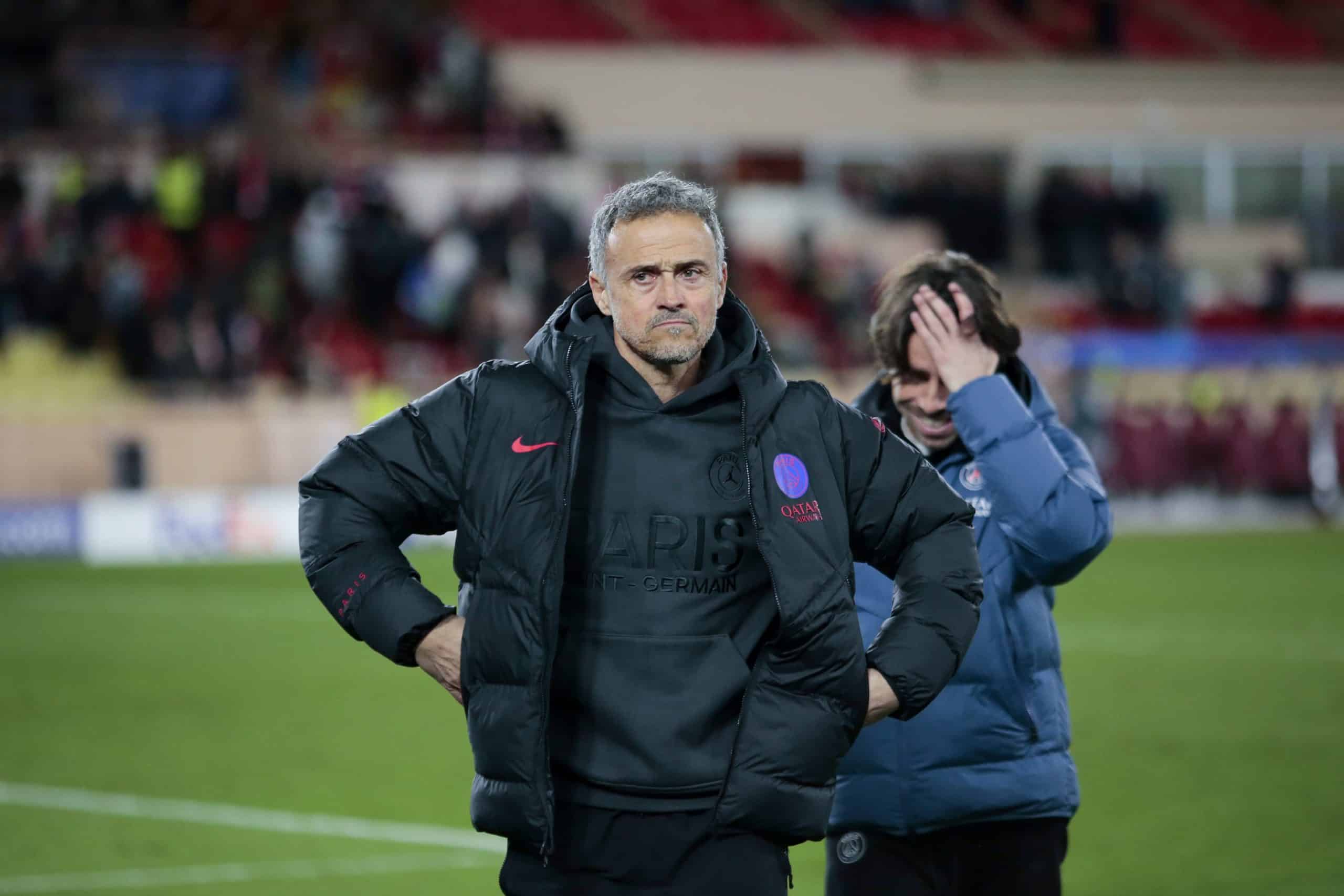 Luis Enrique sur la pelouse de Louis-II après la victoire du PSG à Monaco en Champions League.