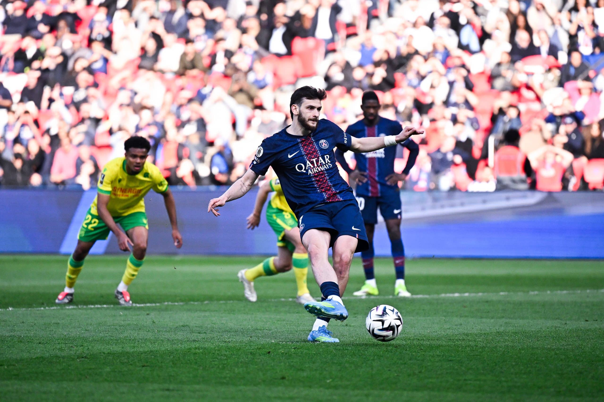 Kvaratskhelia transformant son pénalty face au FC Nantes.