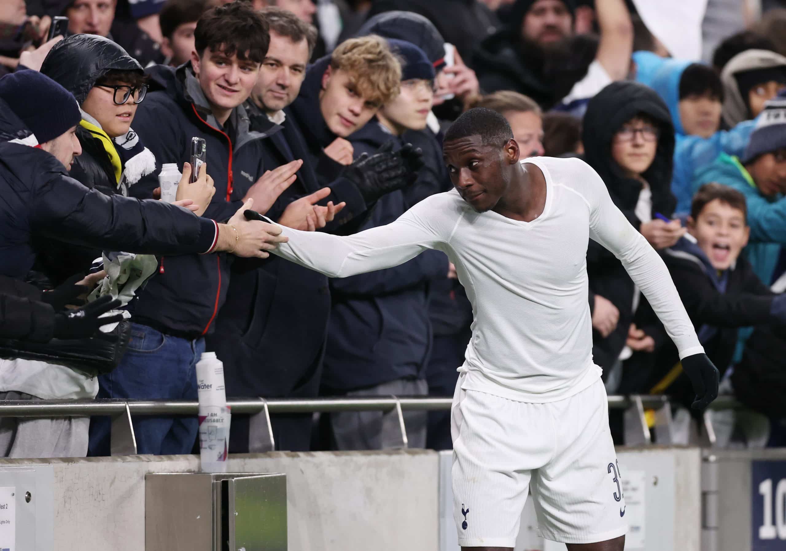 Randal Kolo Muani saluant des supporters de Tottenham.
