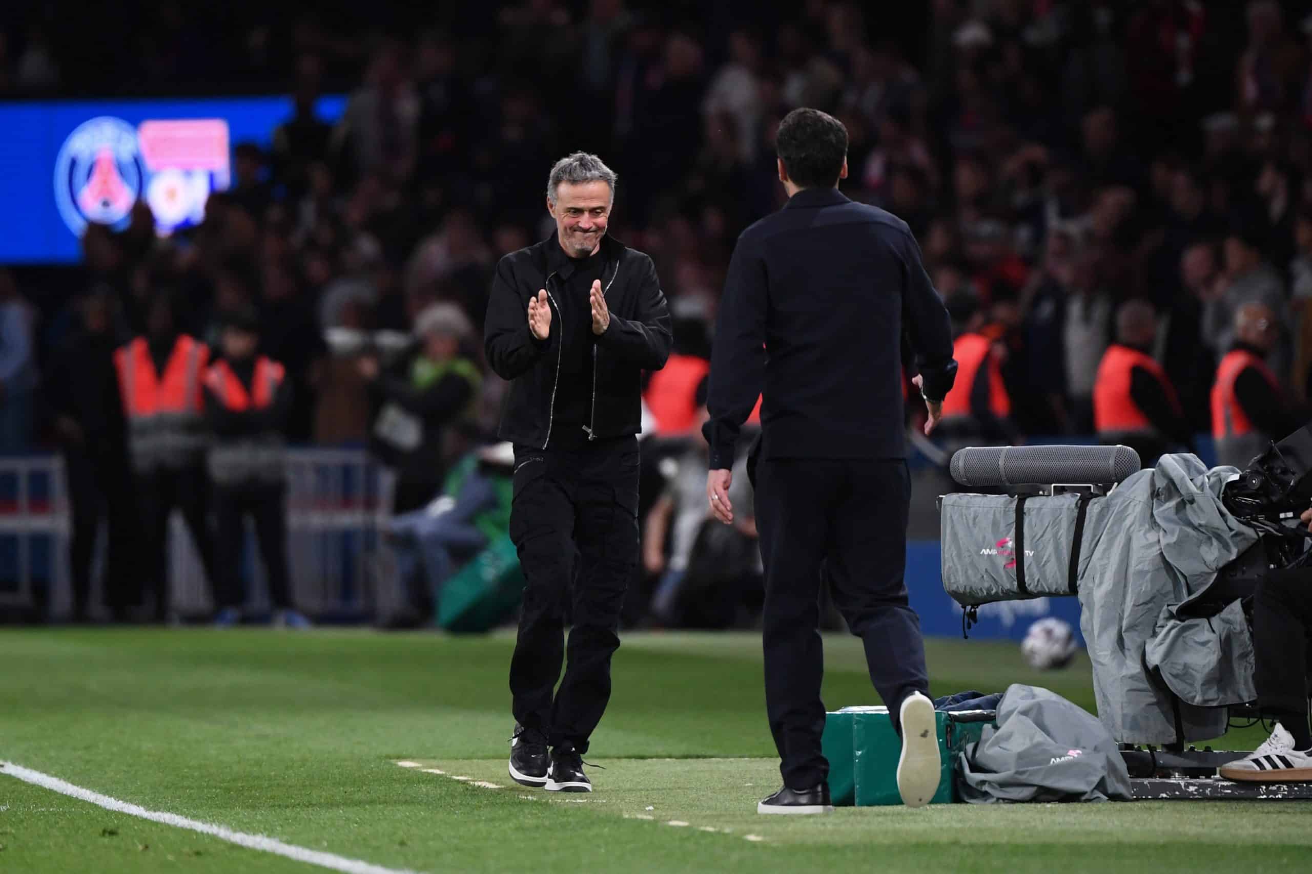 Luis Enrique applaudissant son équipe lors du match entre le PSG et l'OL.