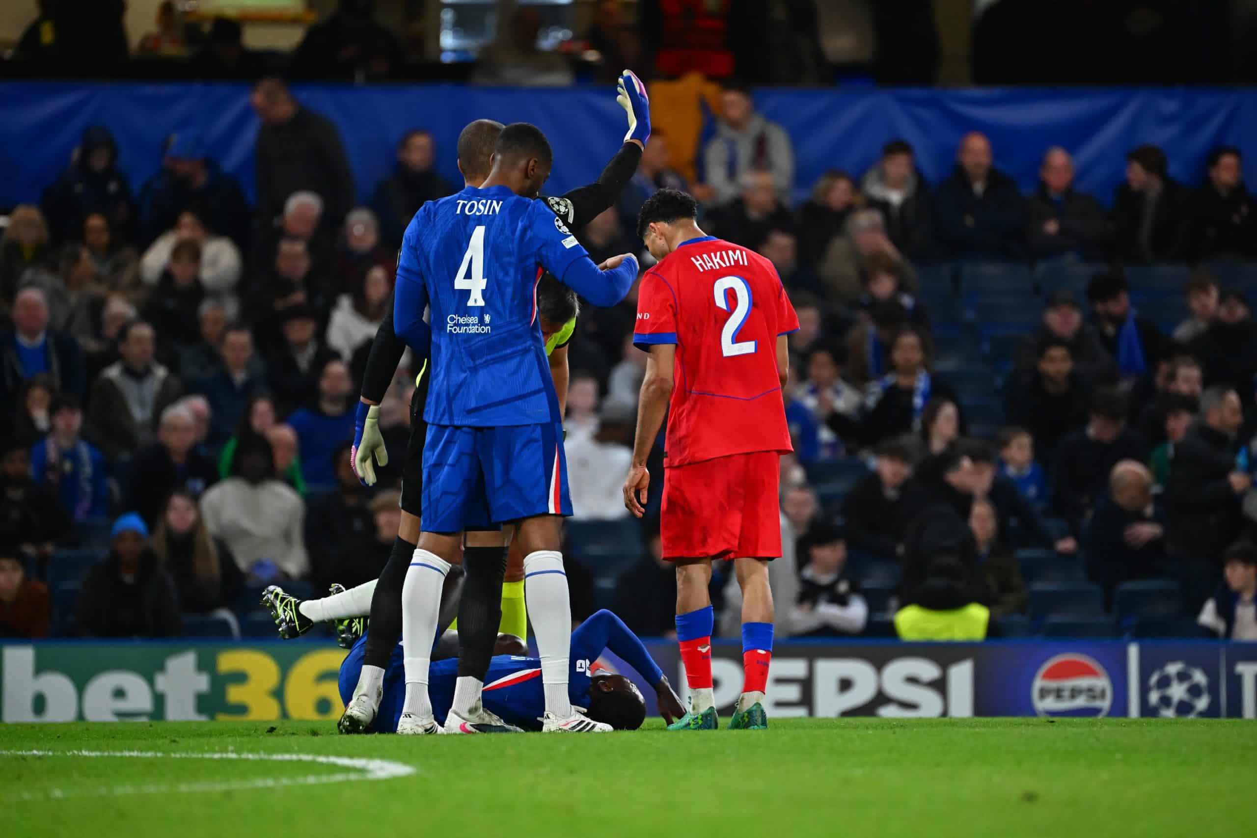 Achraf Hakimi prenant des nouvelles de Trevoh Chalobah lors de Chelsea-PSG.