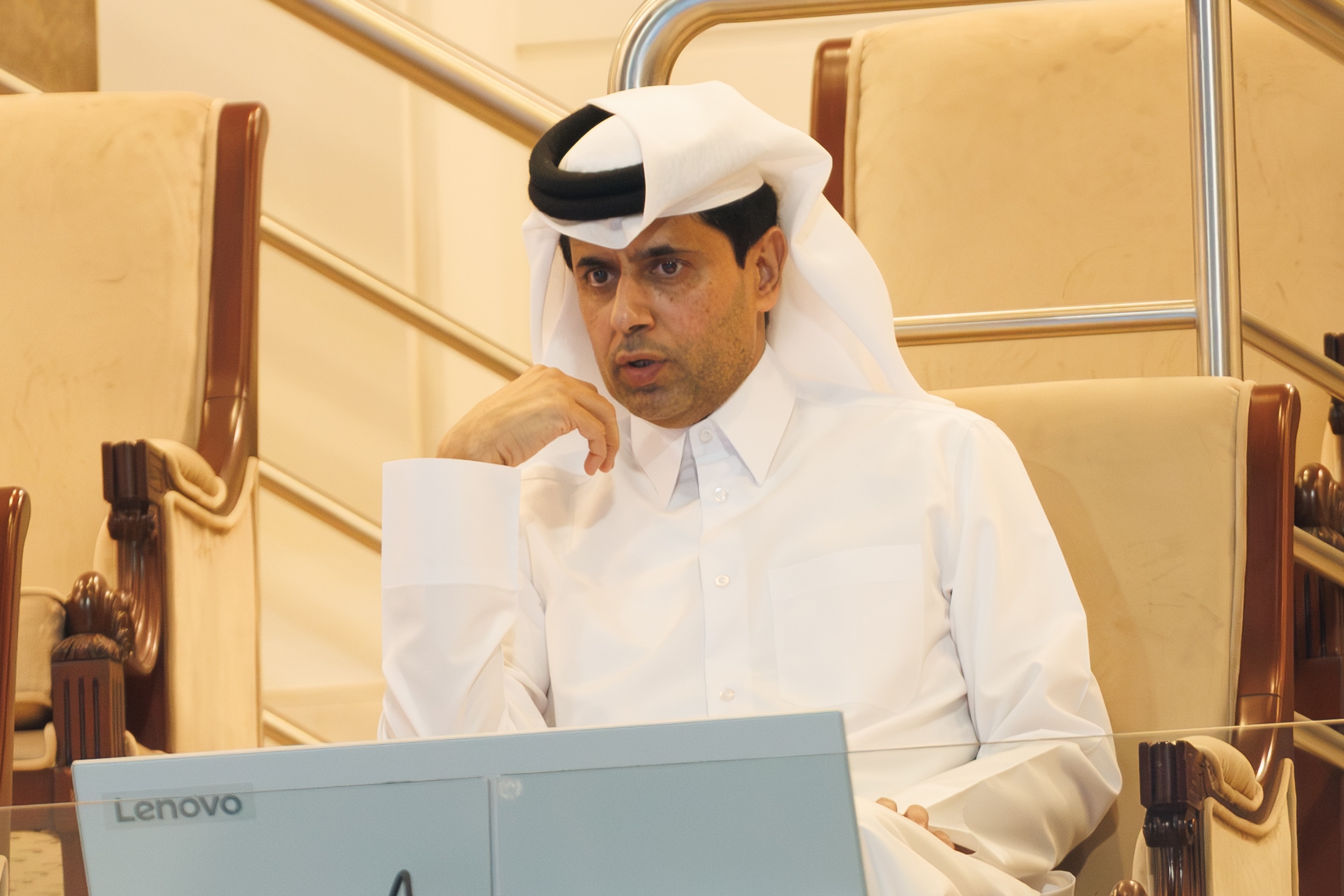 Nasser al-Khelaïfi suivant un match au Qatar.