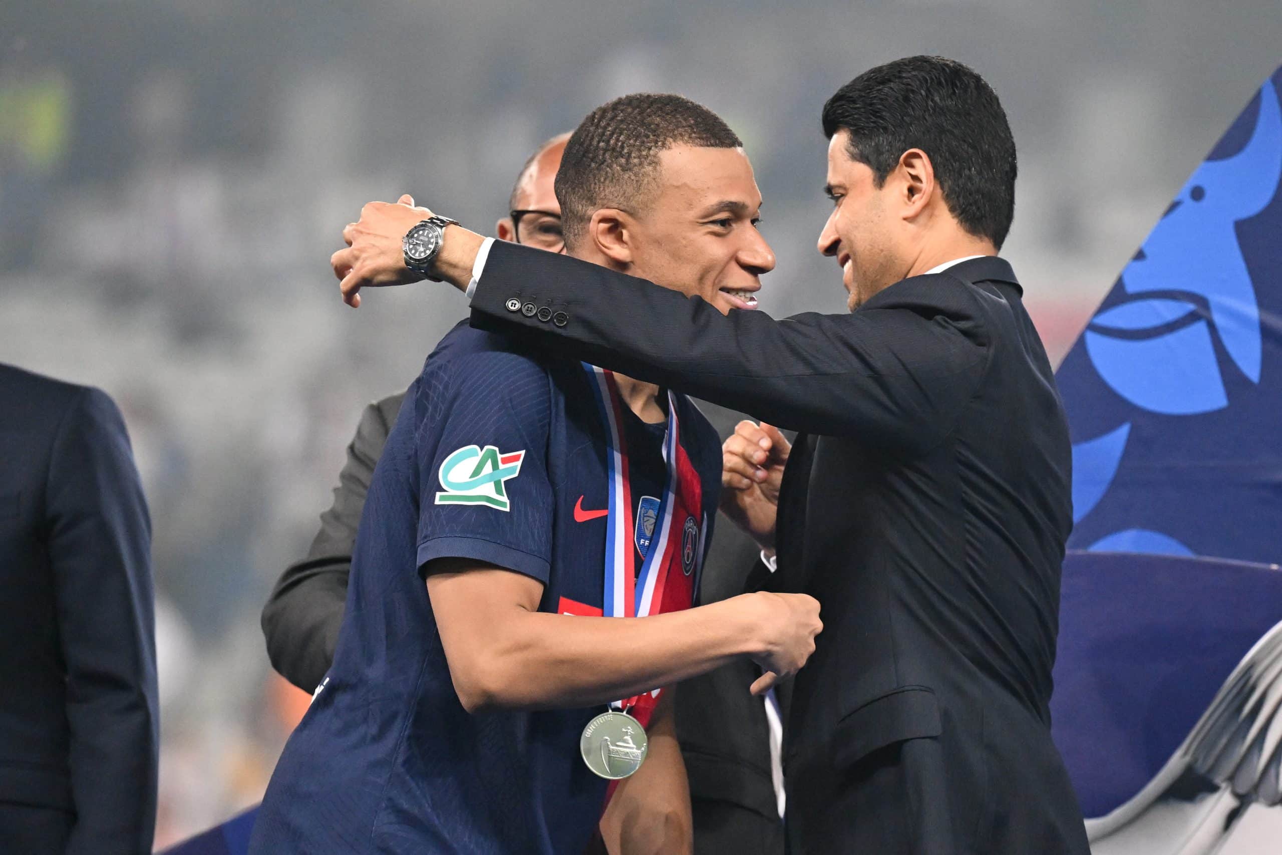 Nasser al-Khelaïfi enlaçant Kylian Mbappé après la victoire du PSG en Coupe de France 2024.