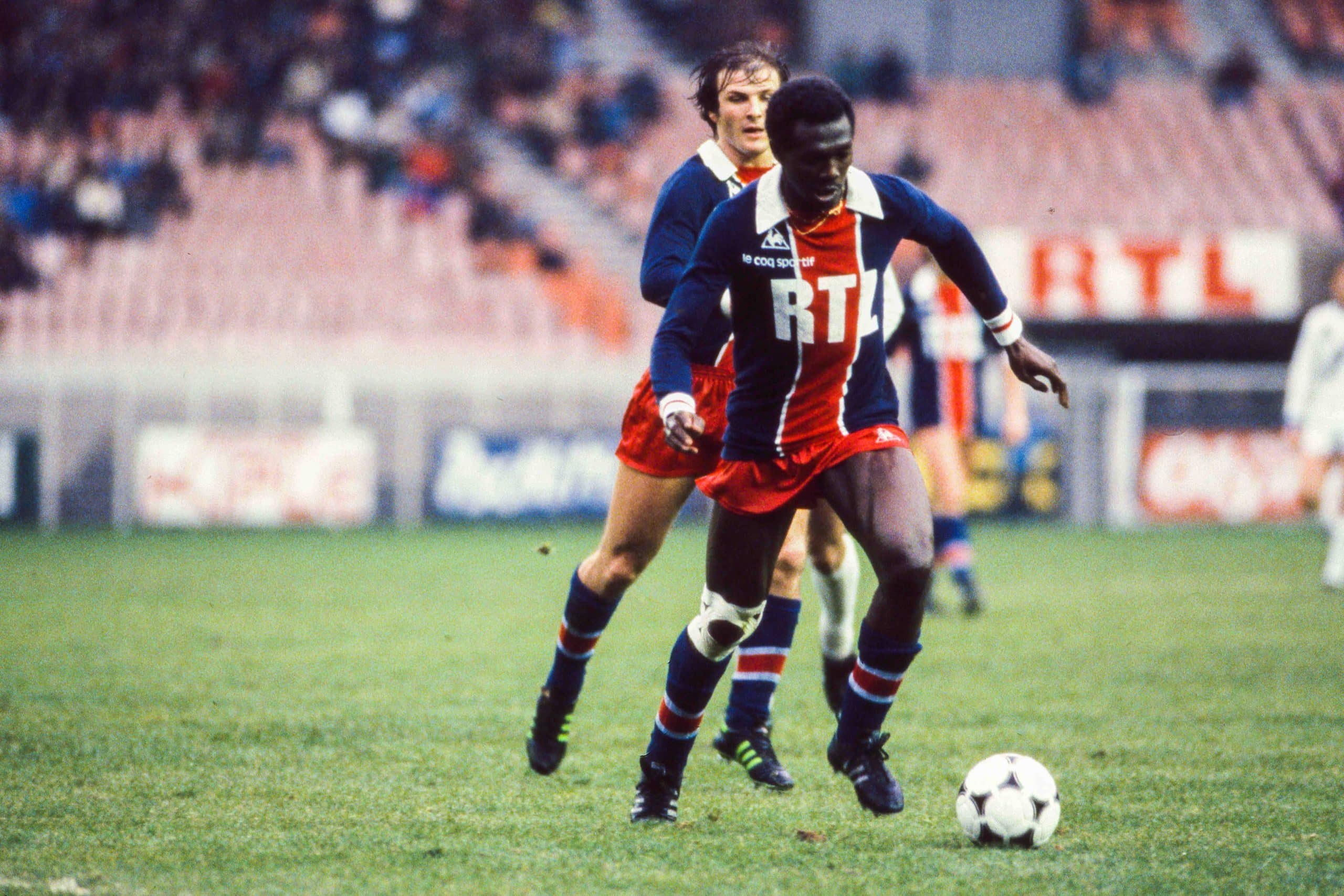 Toko sous le maillot du PSG, lors d'un match contre Auxerre en décembre 1980.