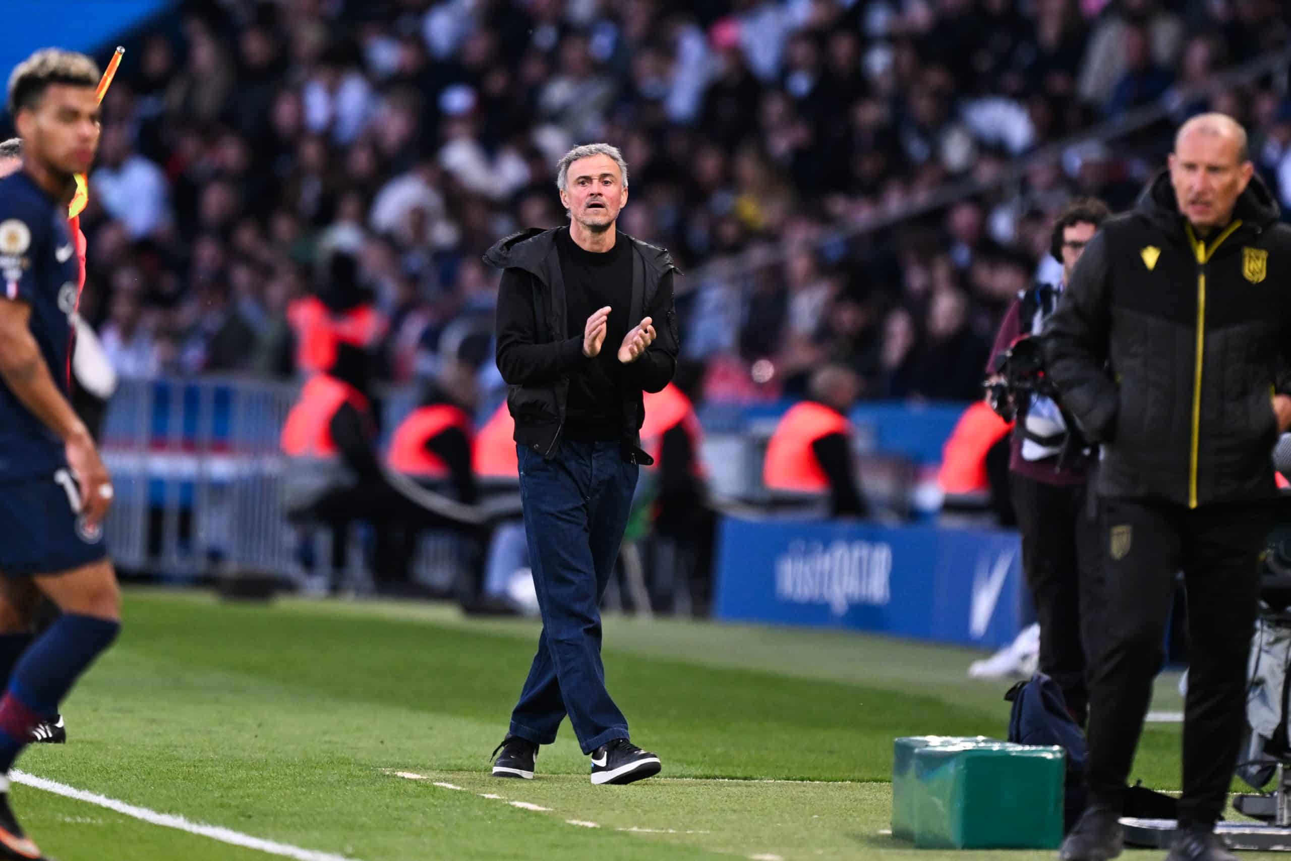 Luis Enrique applaudissant ses joueurs lors du match entre le PSG et le FC Nantes.
