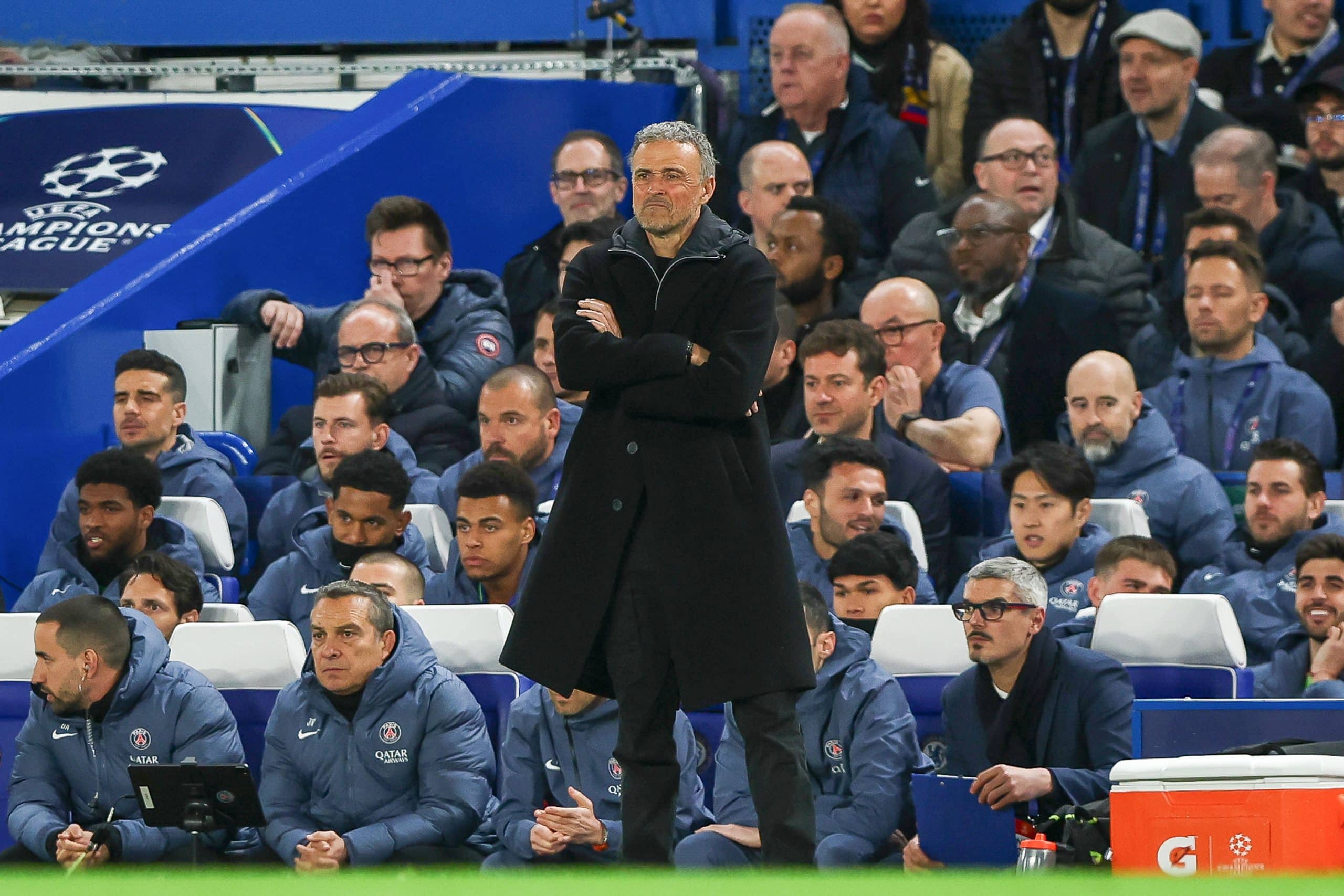 Luis Enrique suivant Chelsea-PSG depuis le bord du terrain.