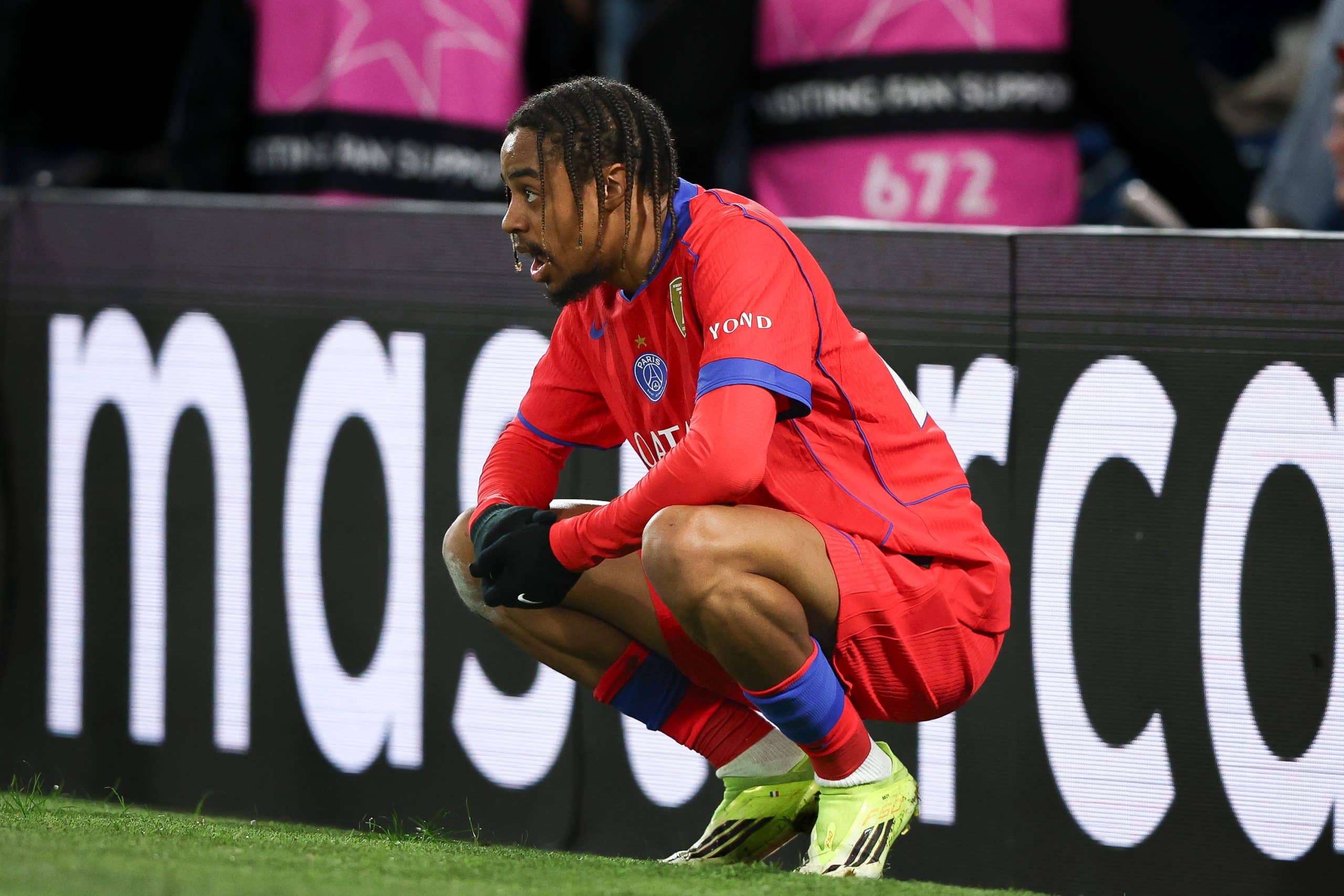 Bradley Barcola accroupi lors du match entre Chelsea et le PSG.