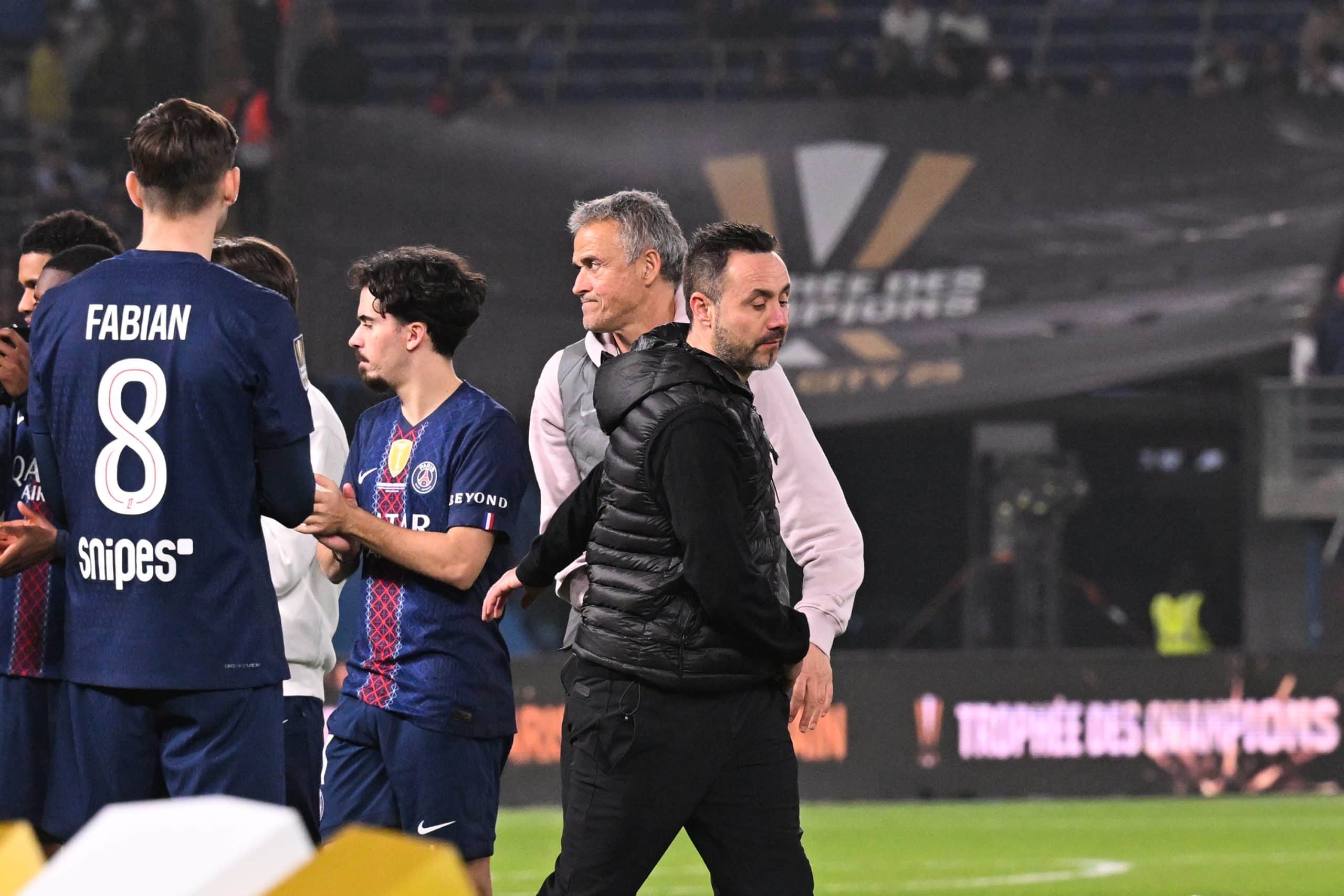 L'entraîneur de l'OM, Roberto De Zerbi, saluant son homologue du PSG, Luis Enrique, après le Trophée des champions.