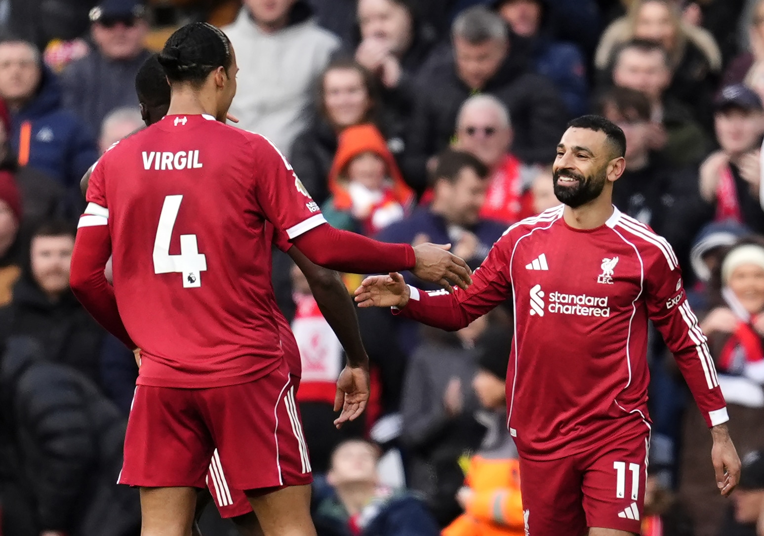 La joie de Mohamed Salah avec Virgil van Dijk après son but contre Fulham.