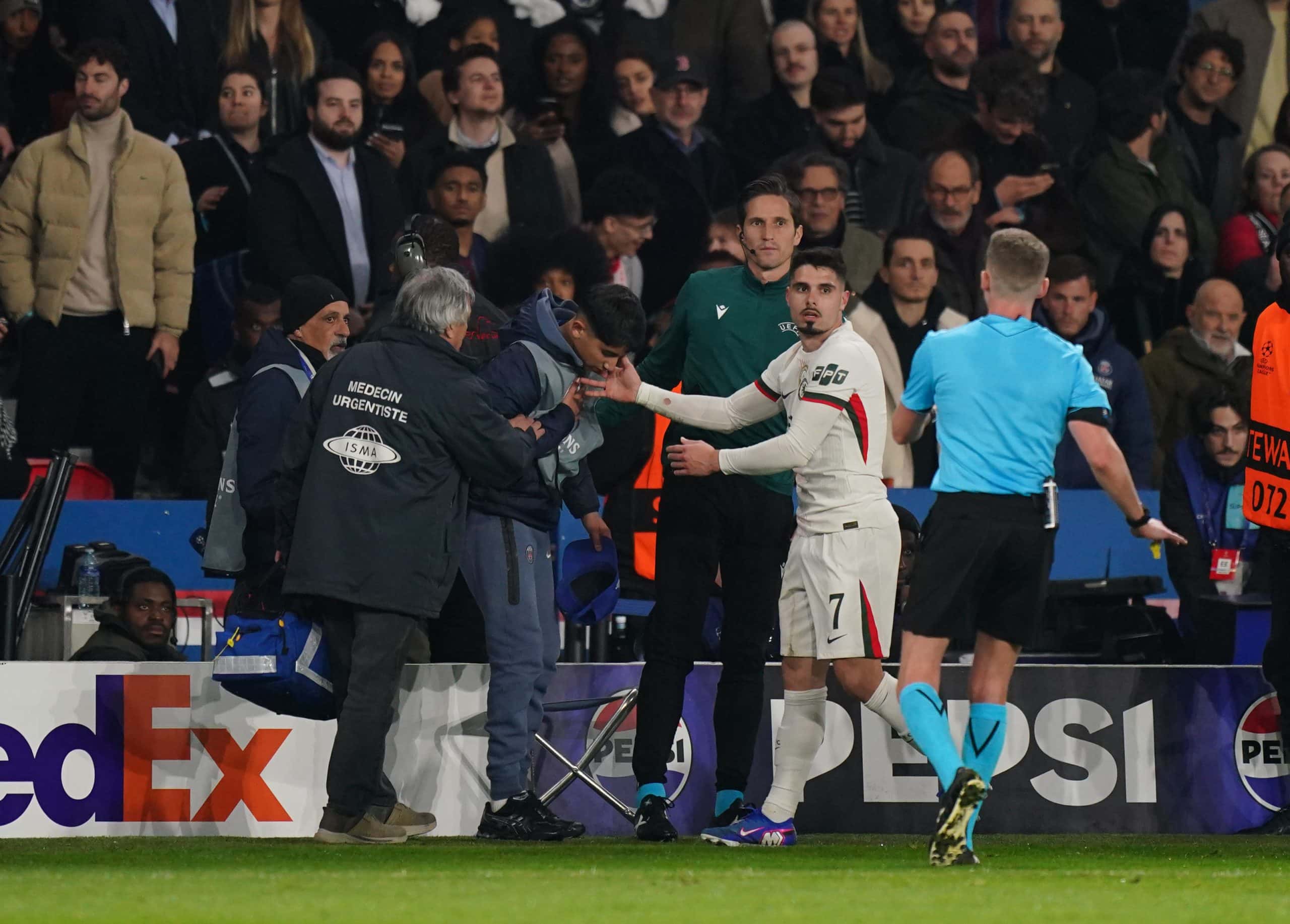 Pedro Neto lors de son incident avec le ramasseur de balle au Parc des Princes.