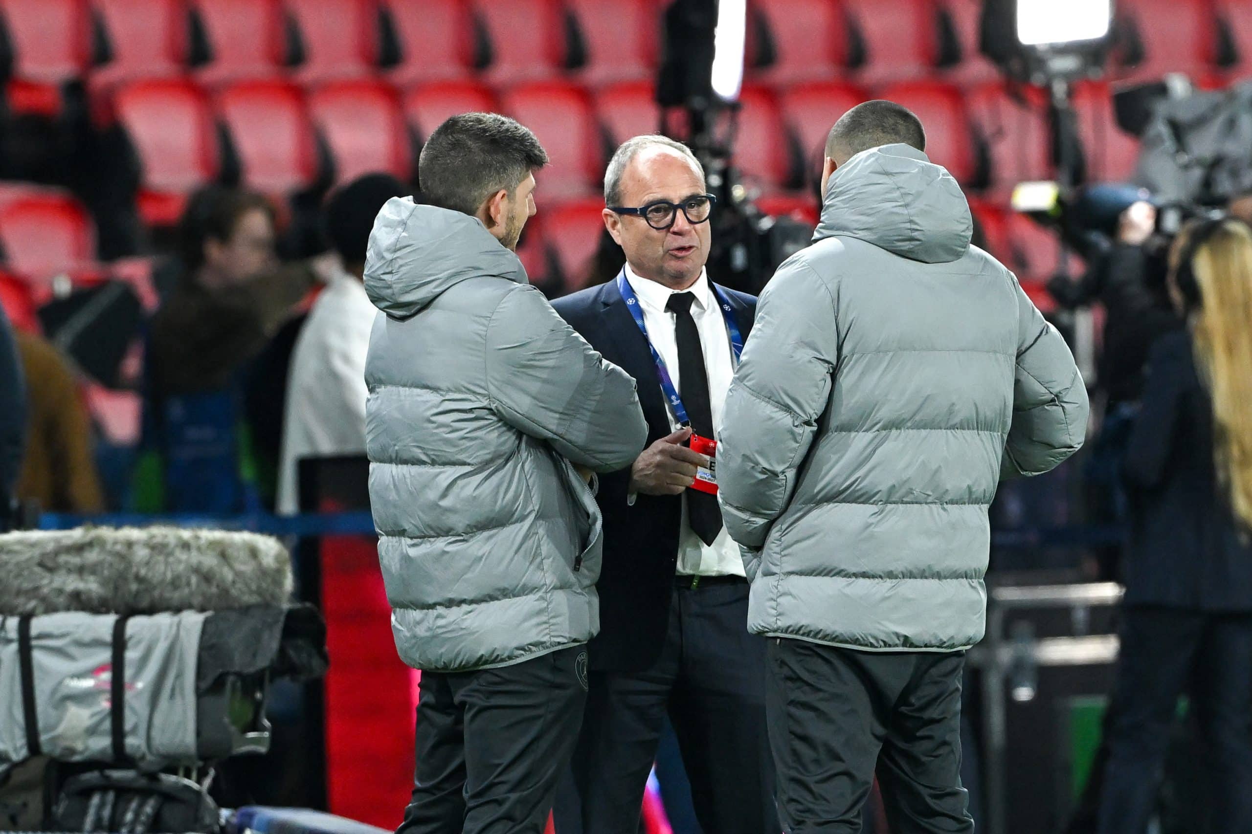 Luis Campos discutant avec le staff de Luis Enrique avant un match du PSG.