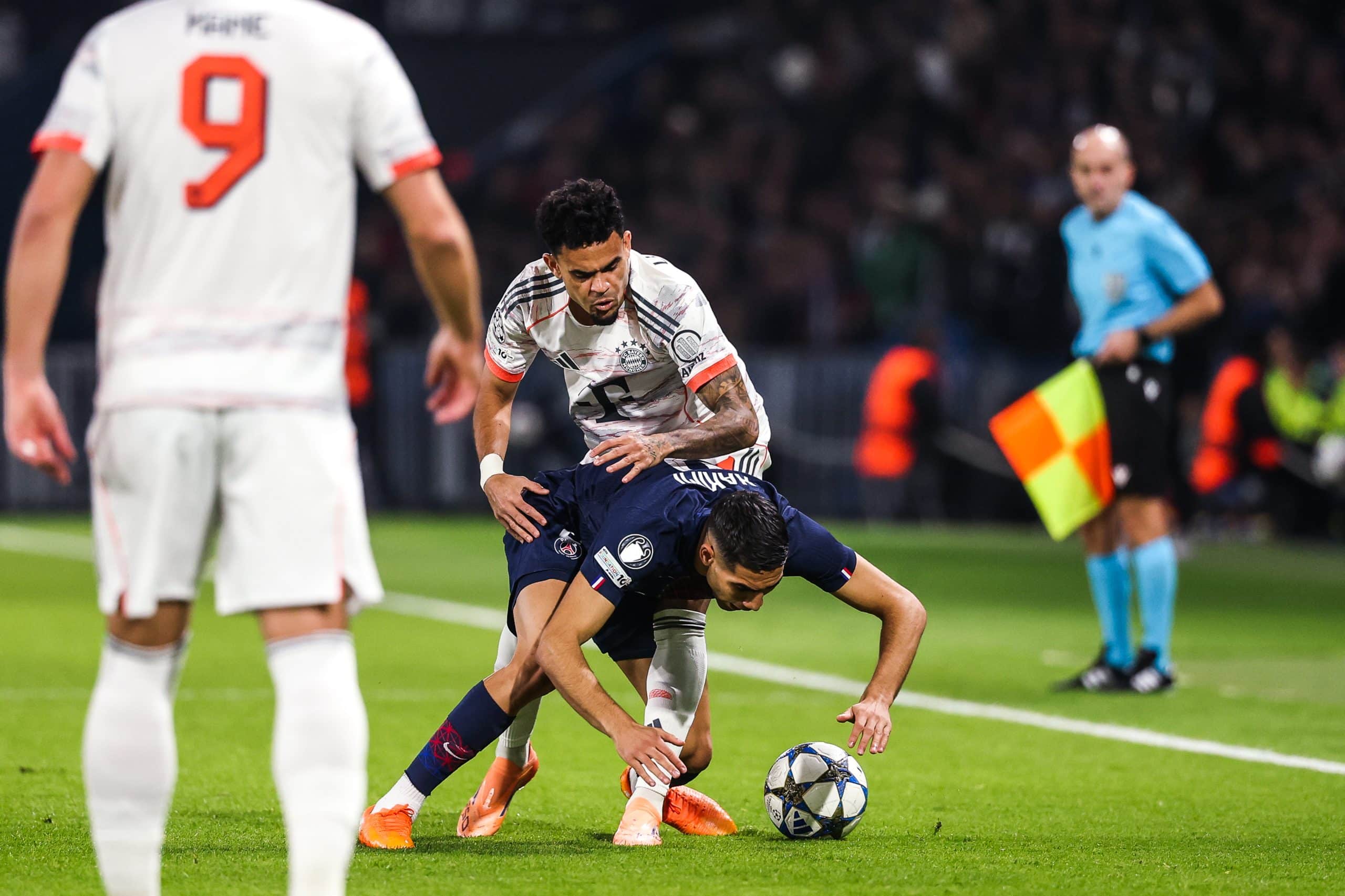 Luis Diaz bousculant Achraf Hakimi lors de PSG-Bayern.