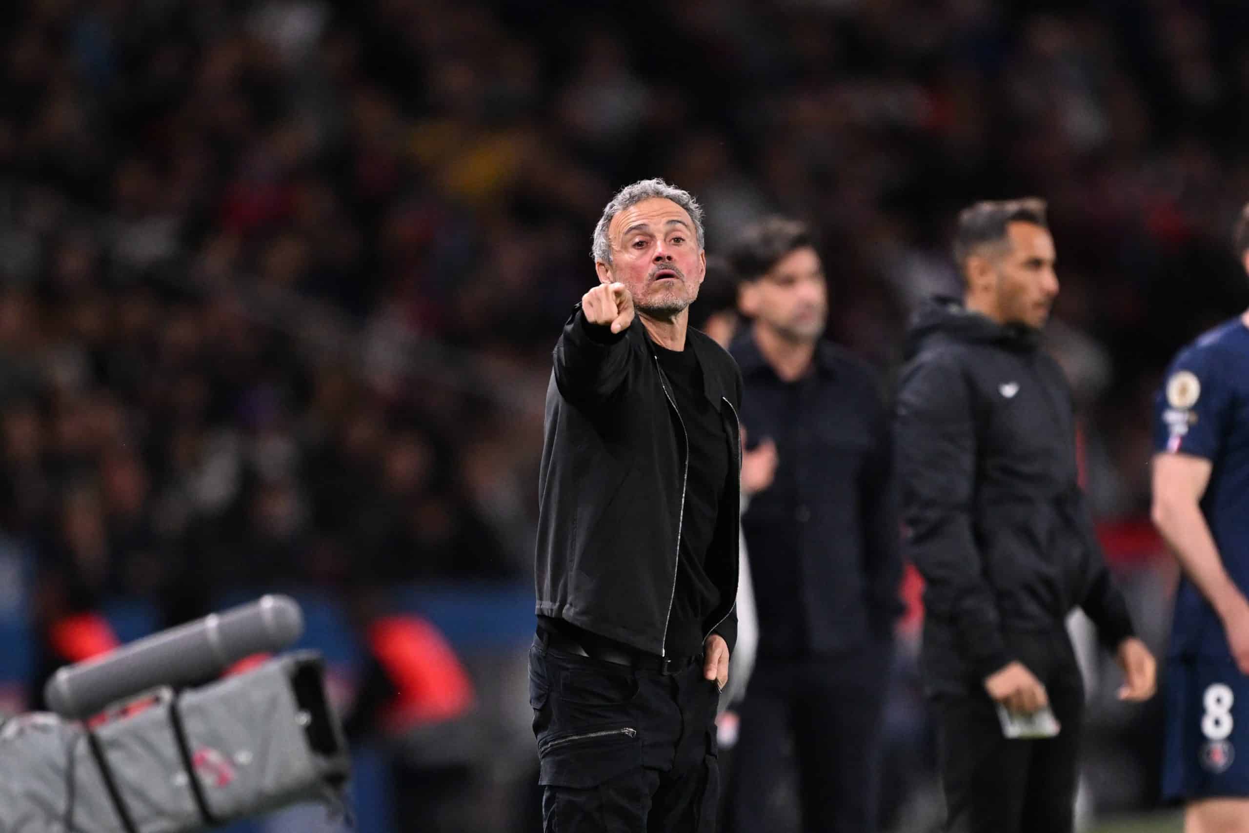 L'entraîneur du PSG, Luis Enrique, donnant des indications contre Lyon.