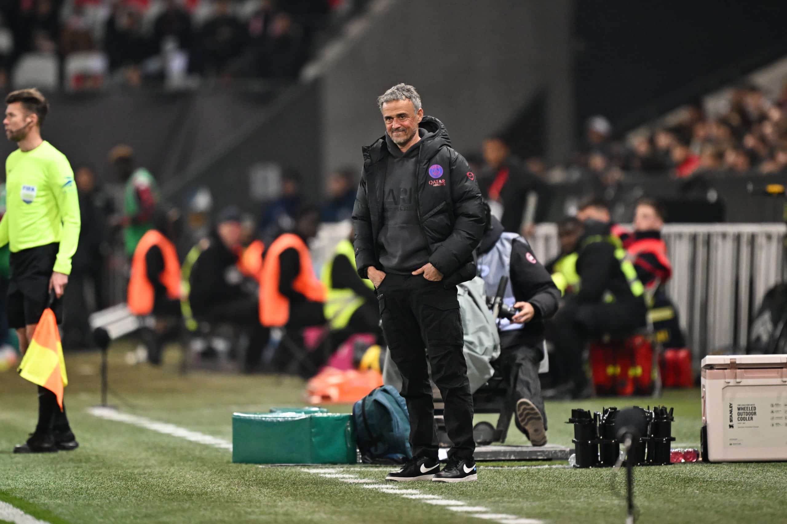 Luis Enrique souriant pendant le match entre l'OGC Nice et le PSG.
