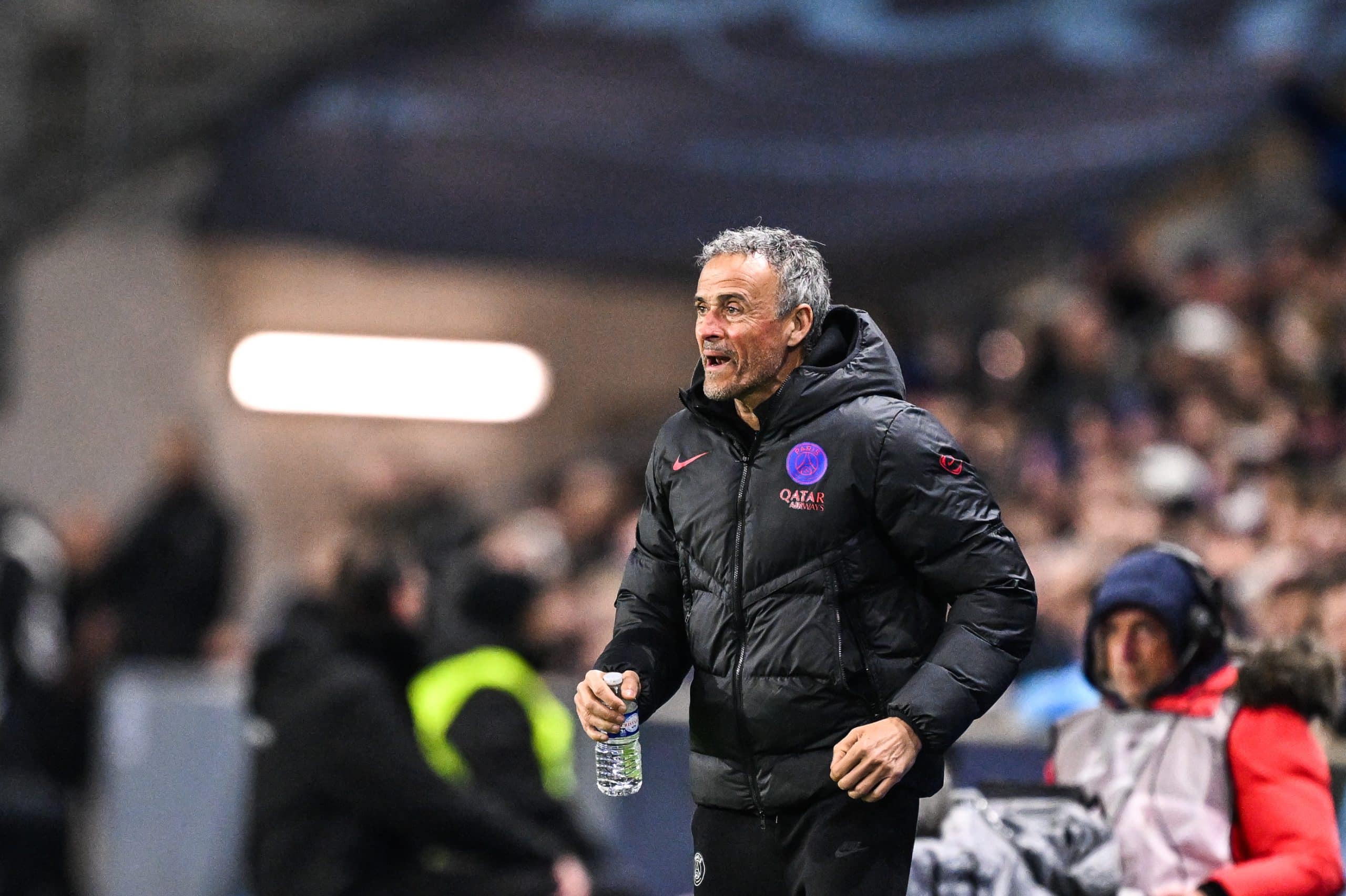Luis Enrique donnant des consignes lors du match du PSG au Havre.