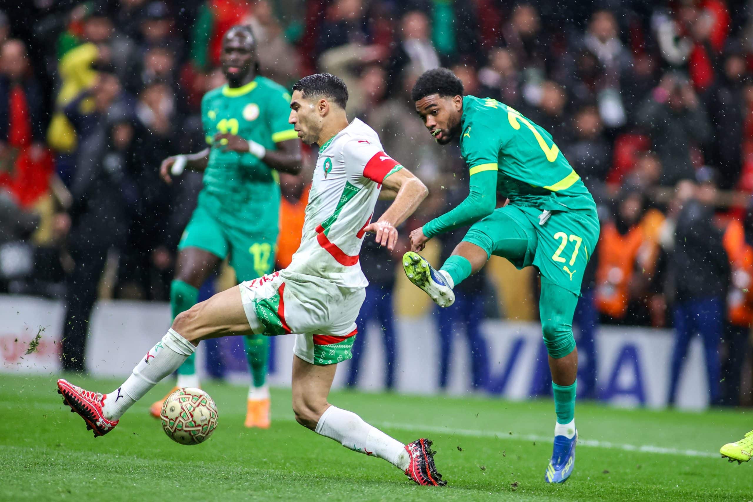 Mbaye frappant au but et Hakimi tentant de le contrer lors de Sénégal-Maroc en finale de la CAN.