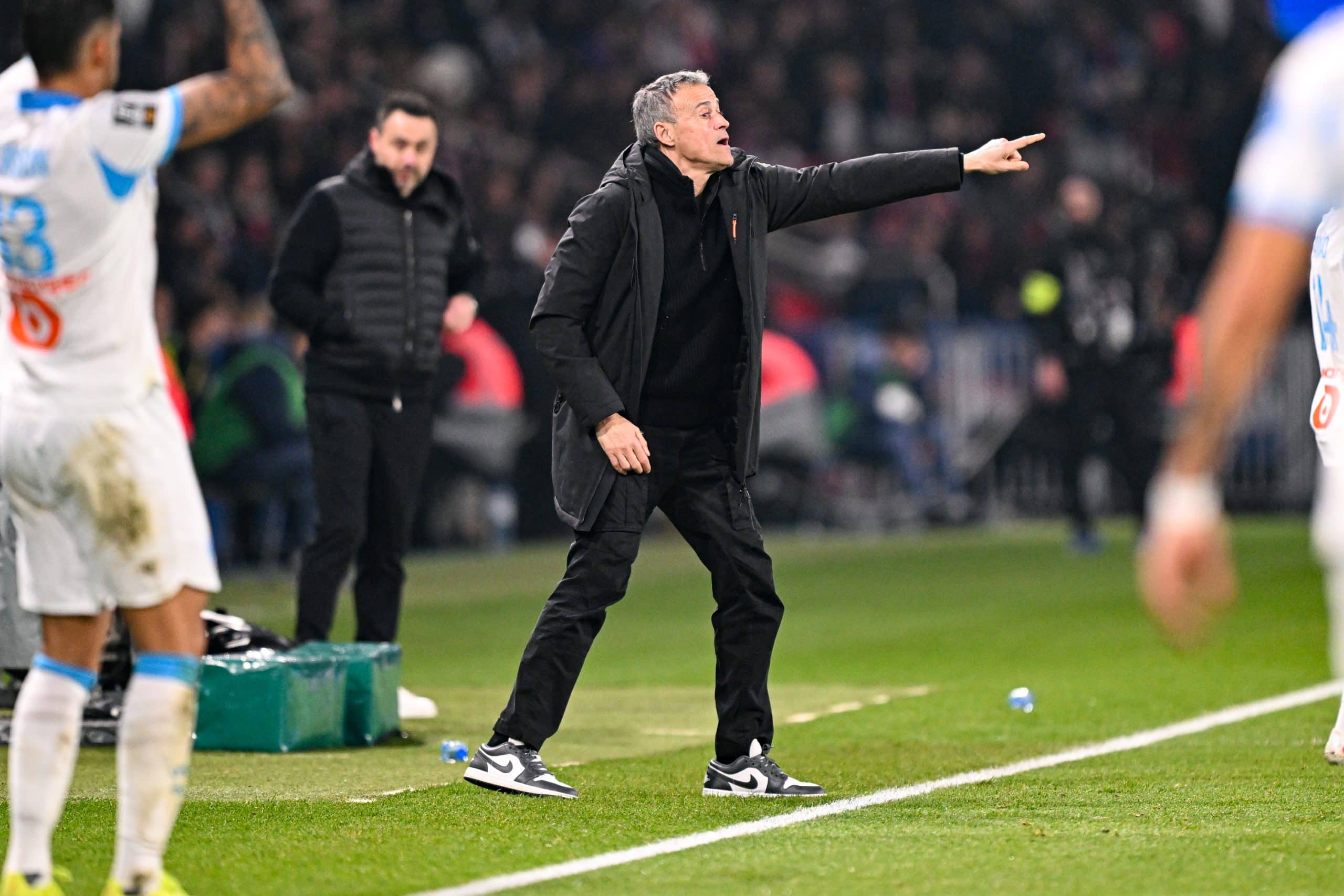 Roberto De Zerbi regardant Luis Enrique donner des consignes lors de PSG-OM.