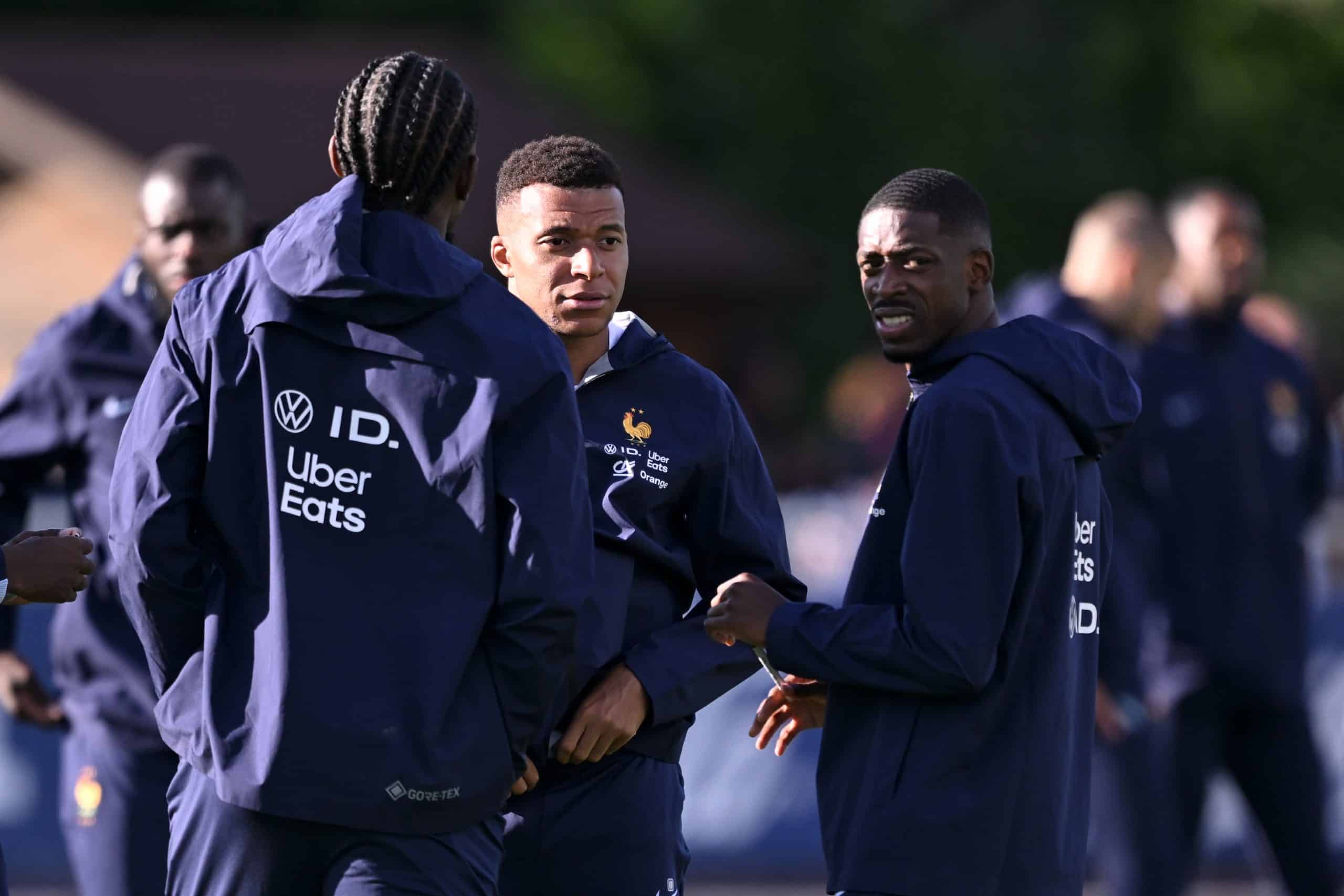 Kylian Mbappé et Ousmane Dembélé discutant lors d'un entraînement des Bleus.