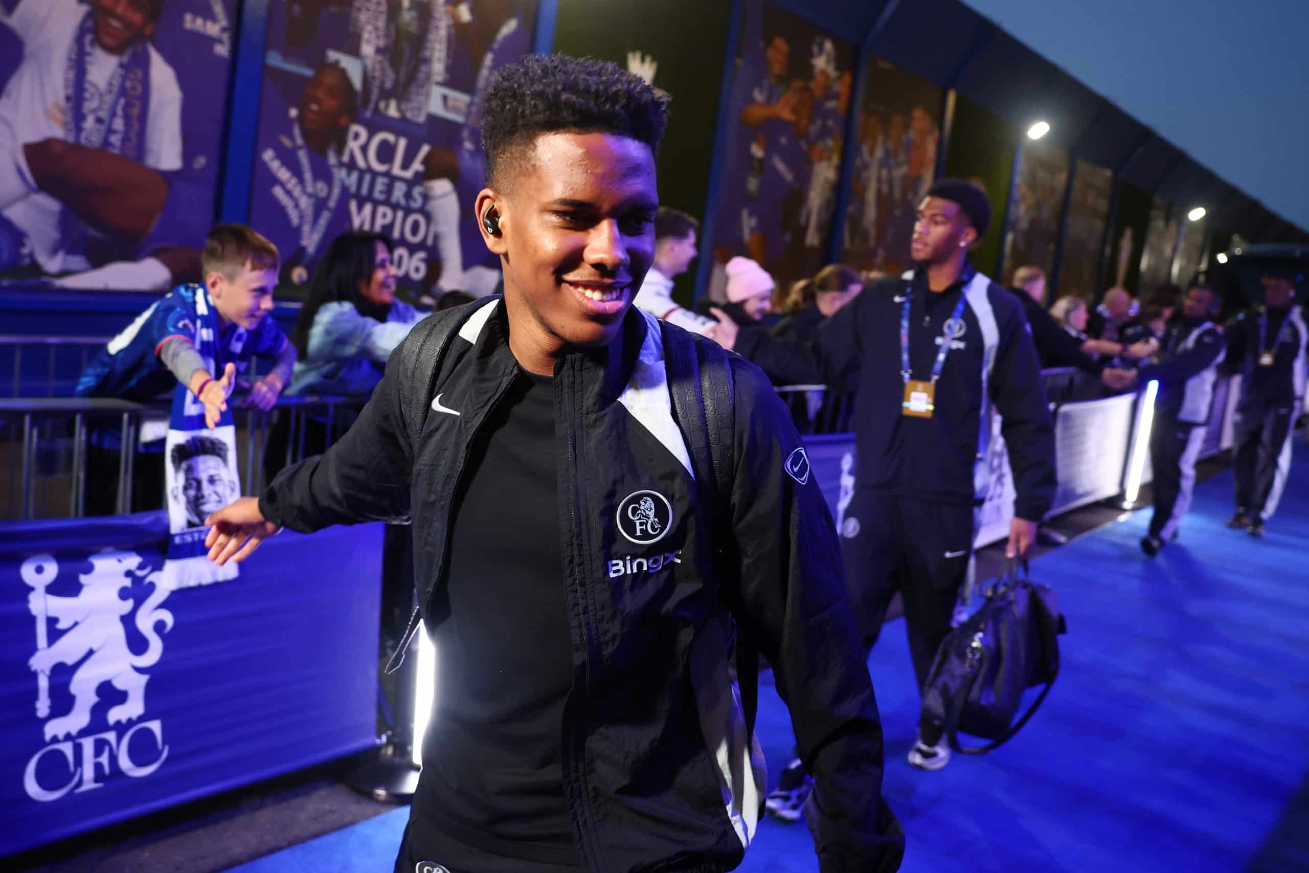 Estevao saluant des supporters avant un match de Chelsea.