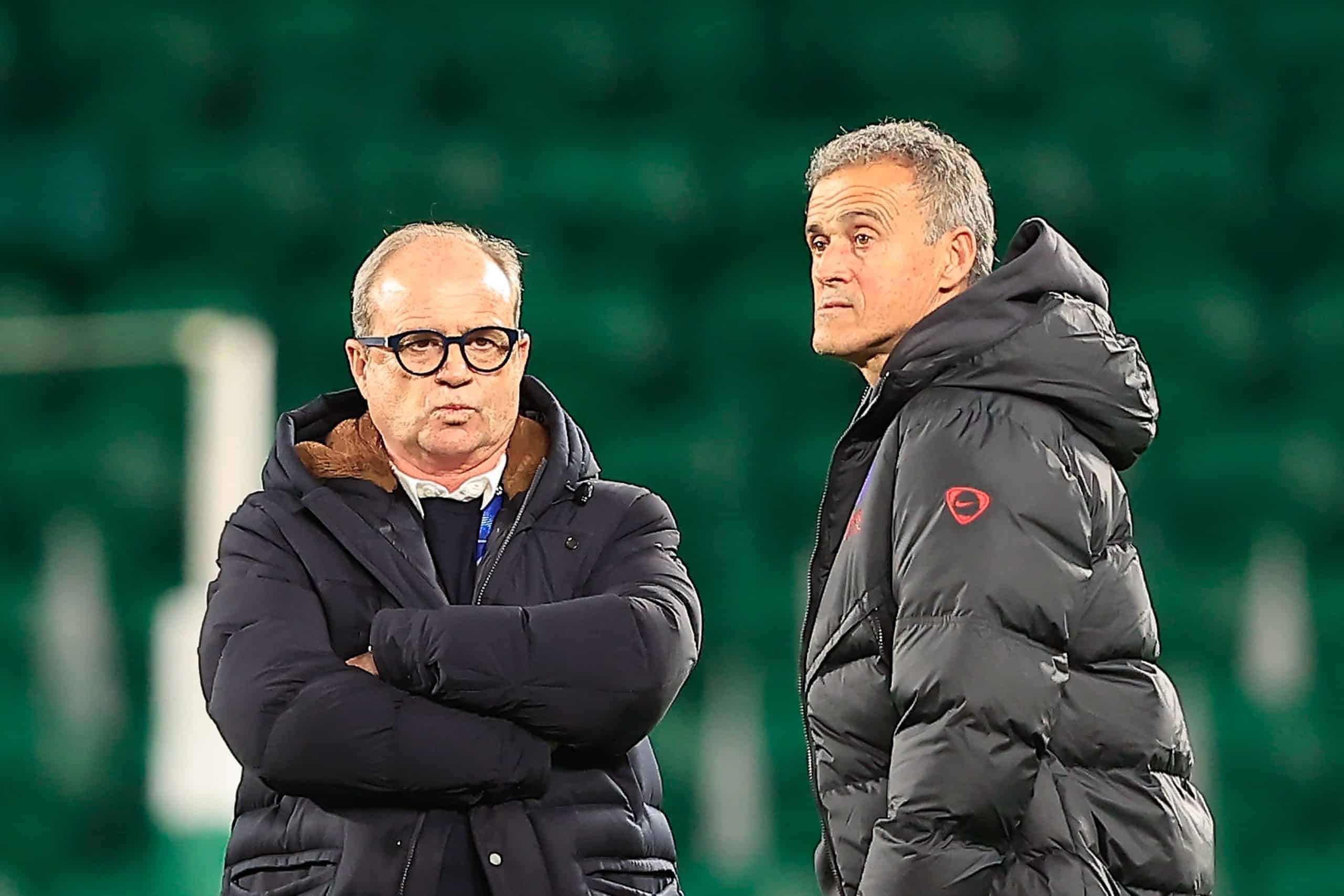 Luis Castro et Luis Enrique sur le terrain du Sporting avant le match de mardi.