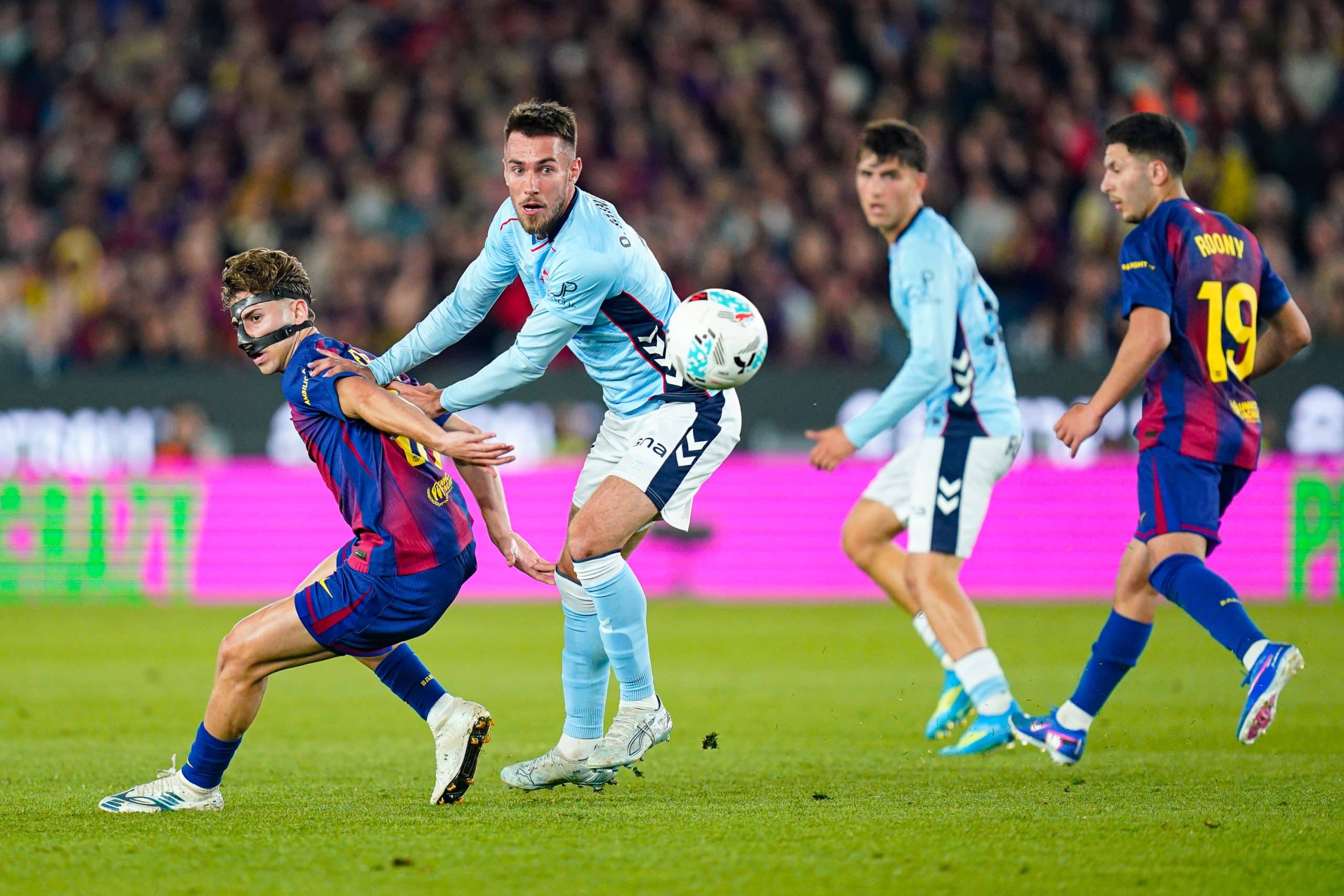 Oscar Mingueza en action contre son ancien club, le FC Barcelone.