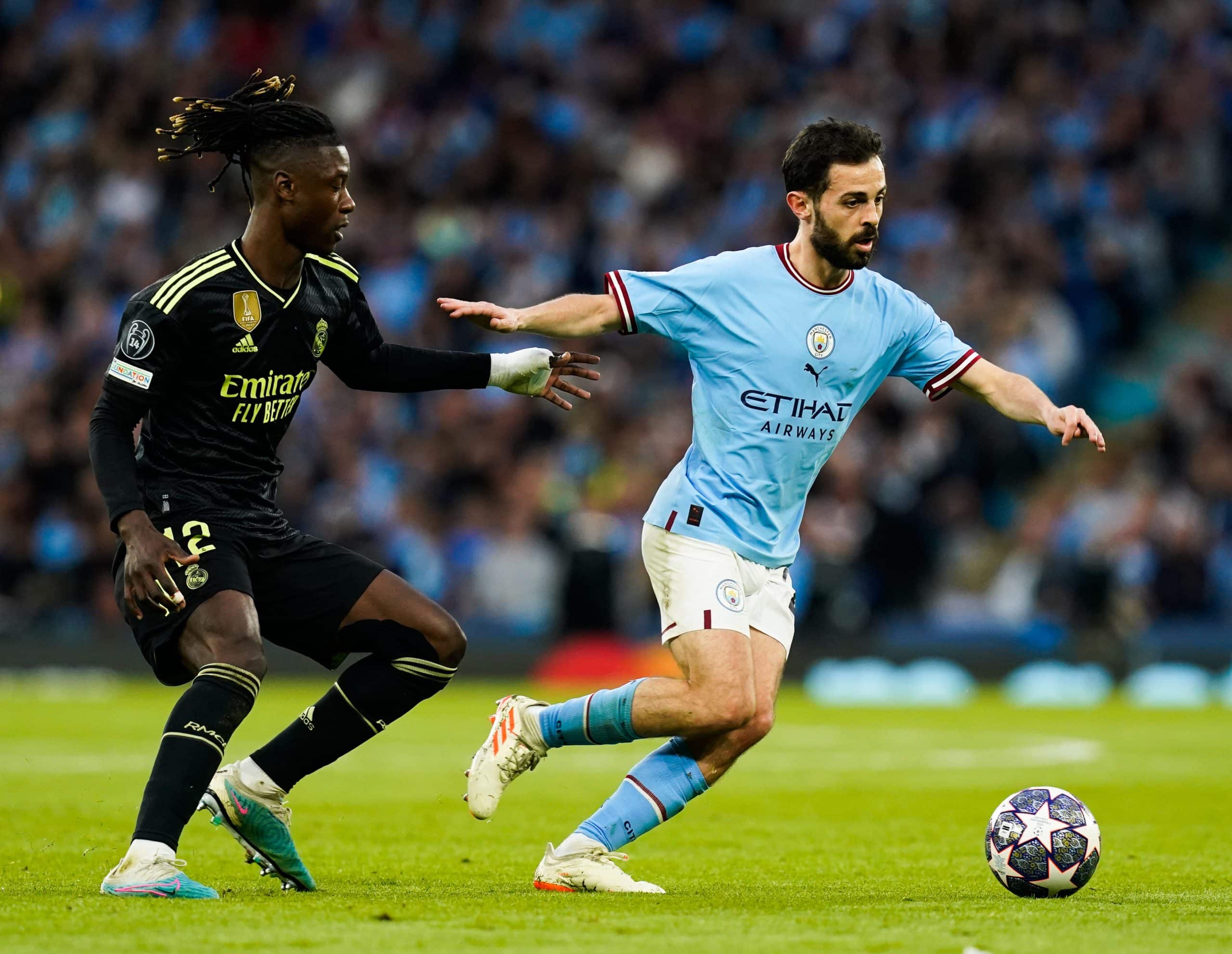 Eduardo Camavinga face à Bernardo Silva lors d'un Manchester City-Real Madrid.