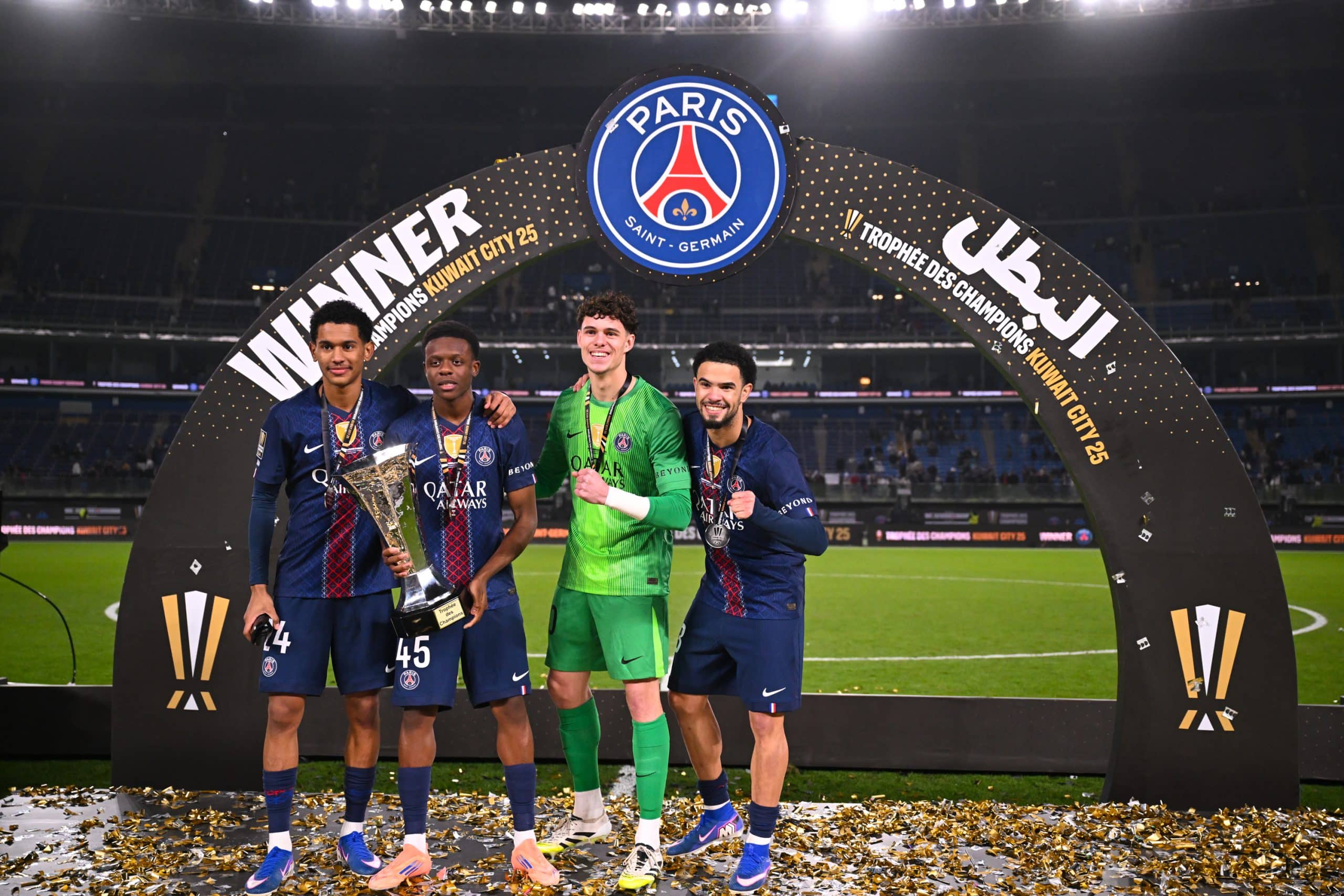 Senny Mayulu avec des partenaires après la victoire dans le Trophée des champions.
