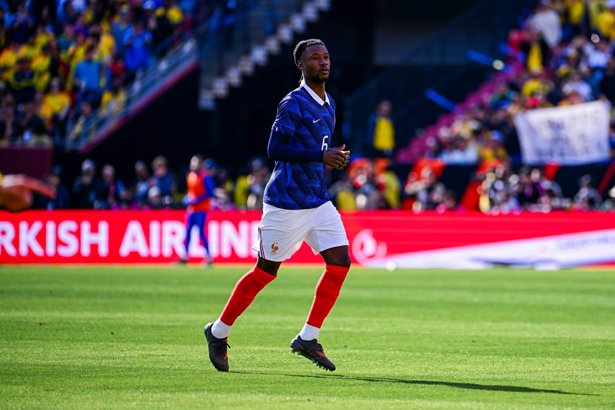 Eduardo Camavinga avec le maillot de l'équipe de France.
