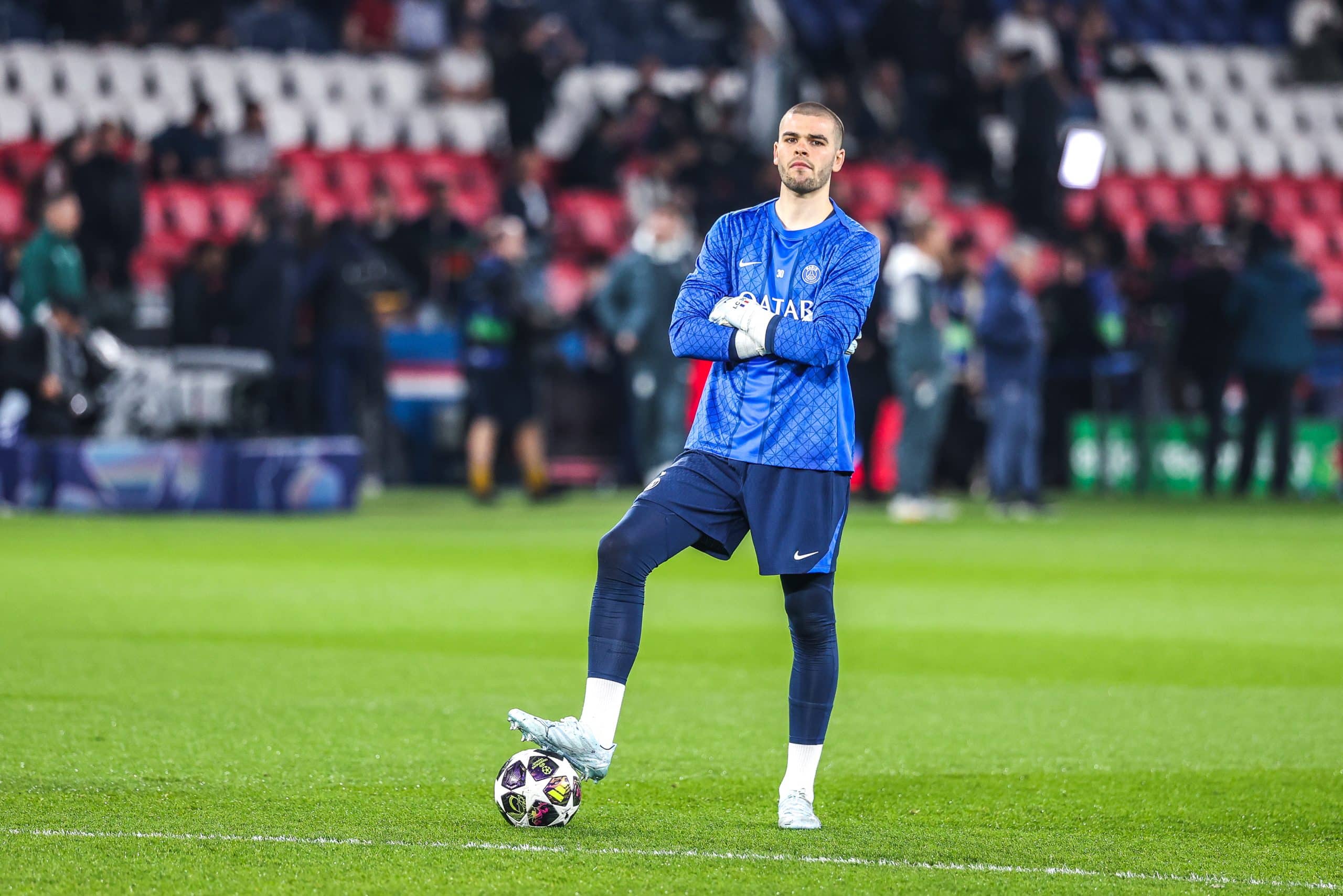 Lucas Chevalier lors d'un échauffement du PSG.
