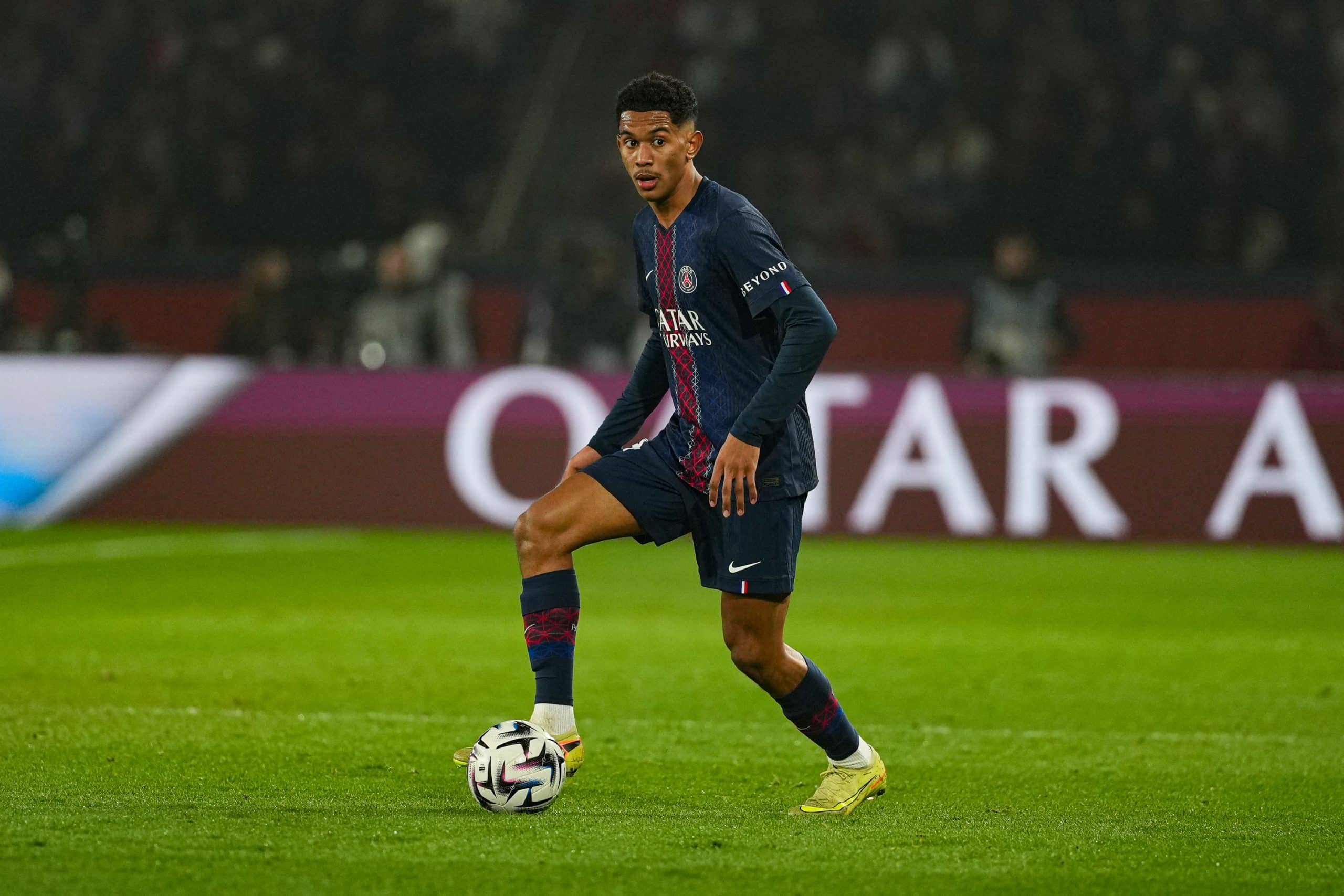 Senny Mayulu en action avec le ballon lors de PSG-OM.