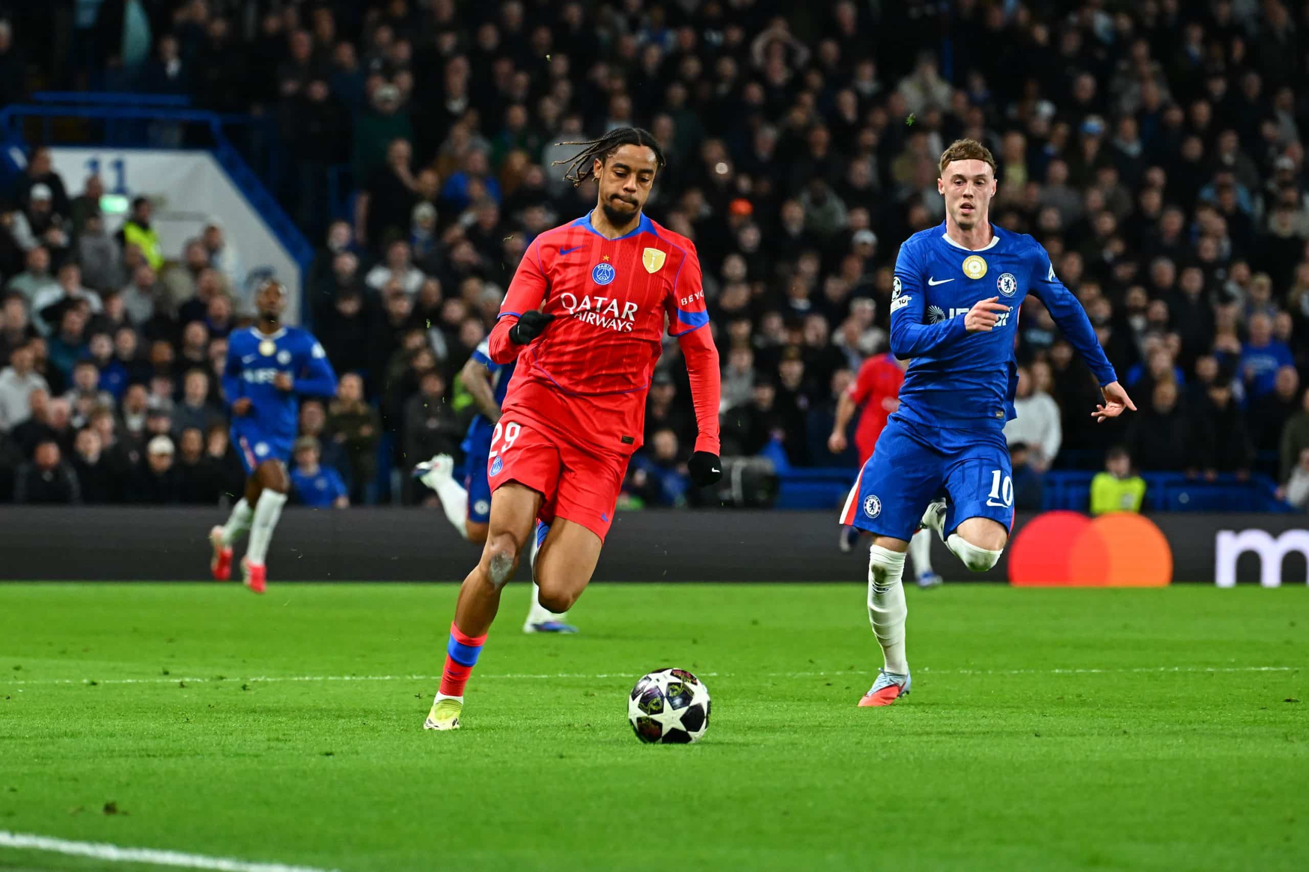 Bradley Barcola en action face à Chelsea lors du 8e de finale retour de Champions League.