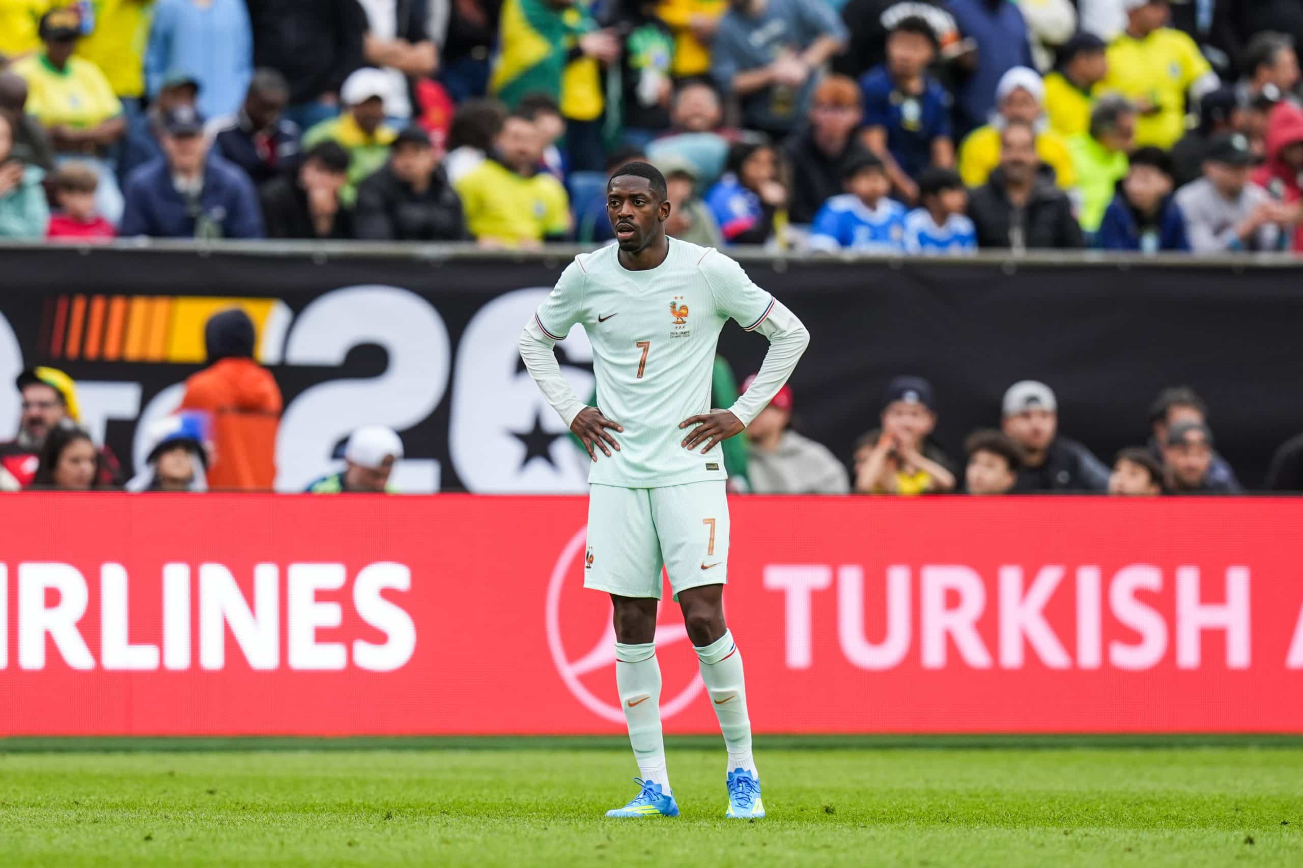 Ousmane Dembélé, les mains sur les hanches, lors du match entre l'équipe de France et le Brésil.