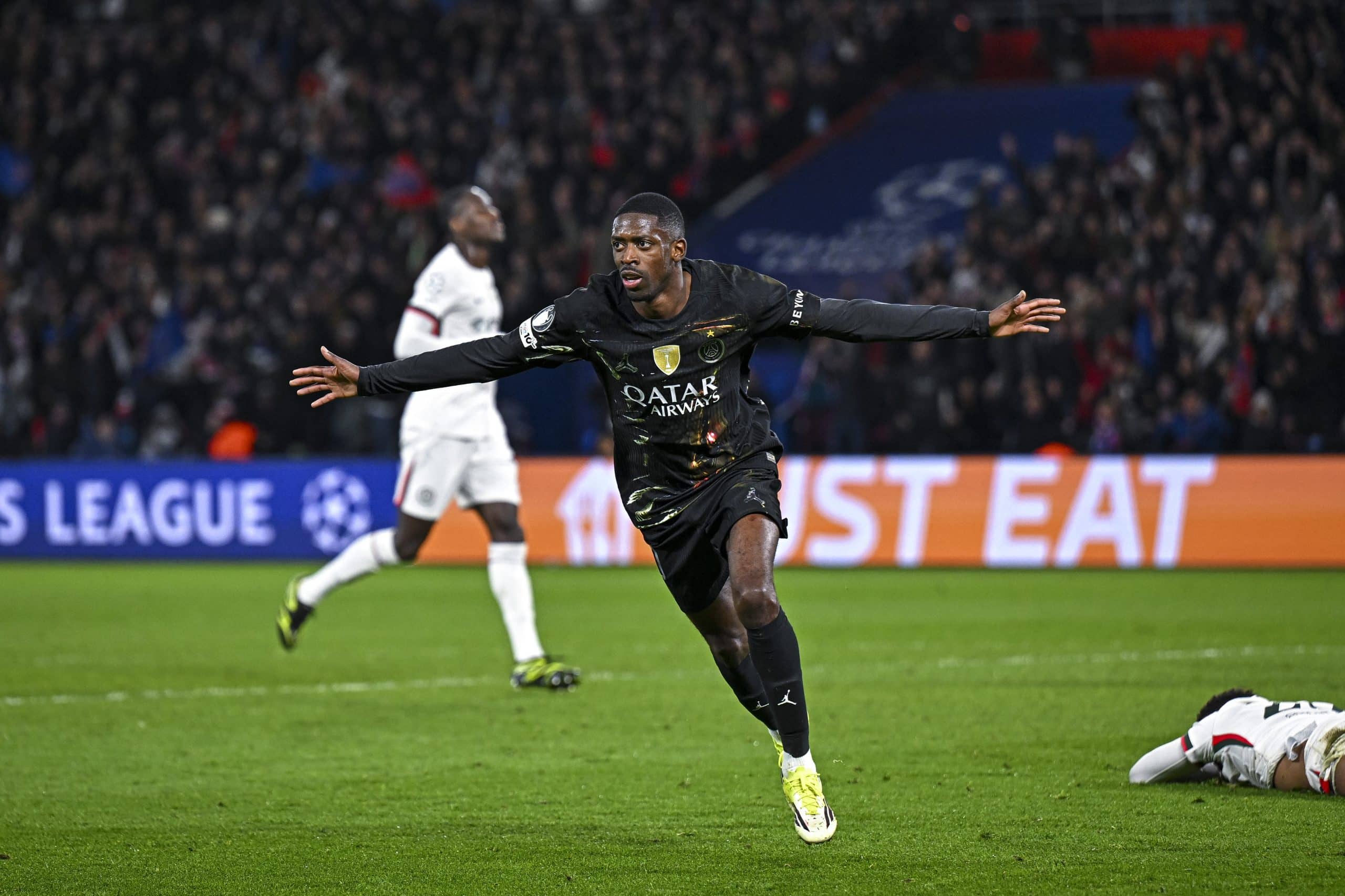 Ousmane Dembélé célébrant son but contre Chelsea lors du match aller.