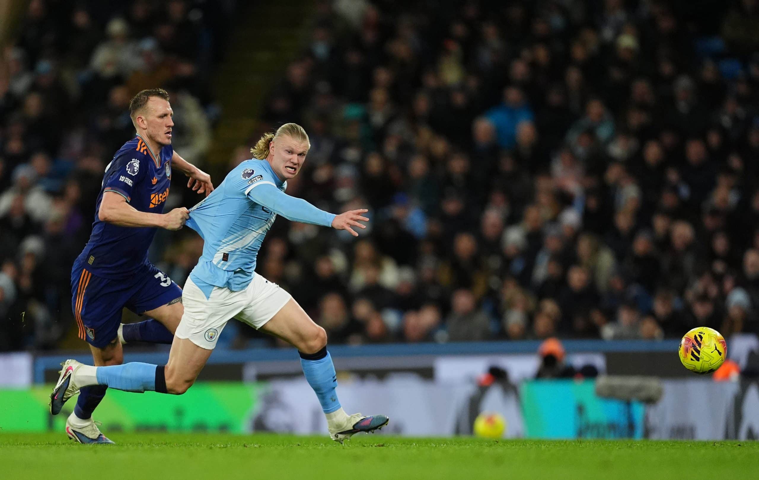 Erling Haaland se faisant retenir par le maillot lors du match contre Newcastle.