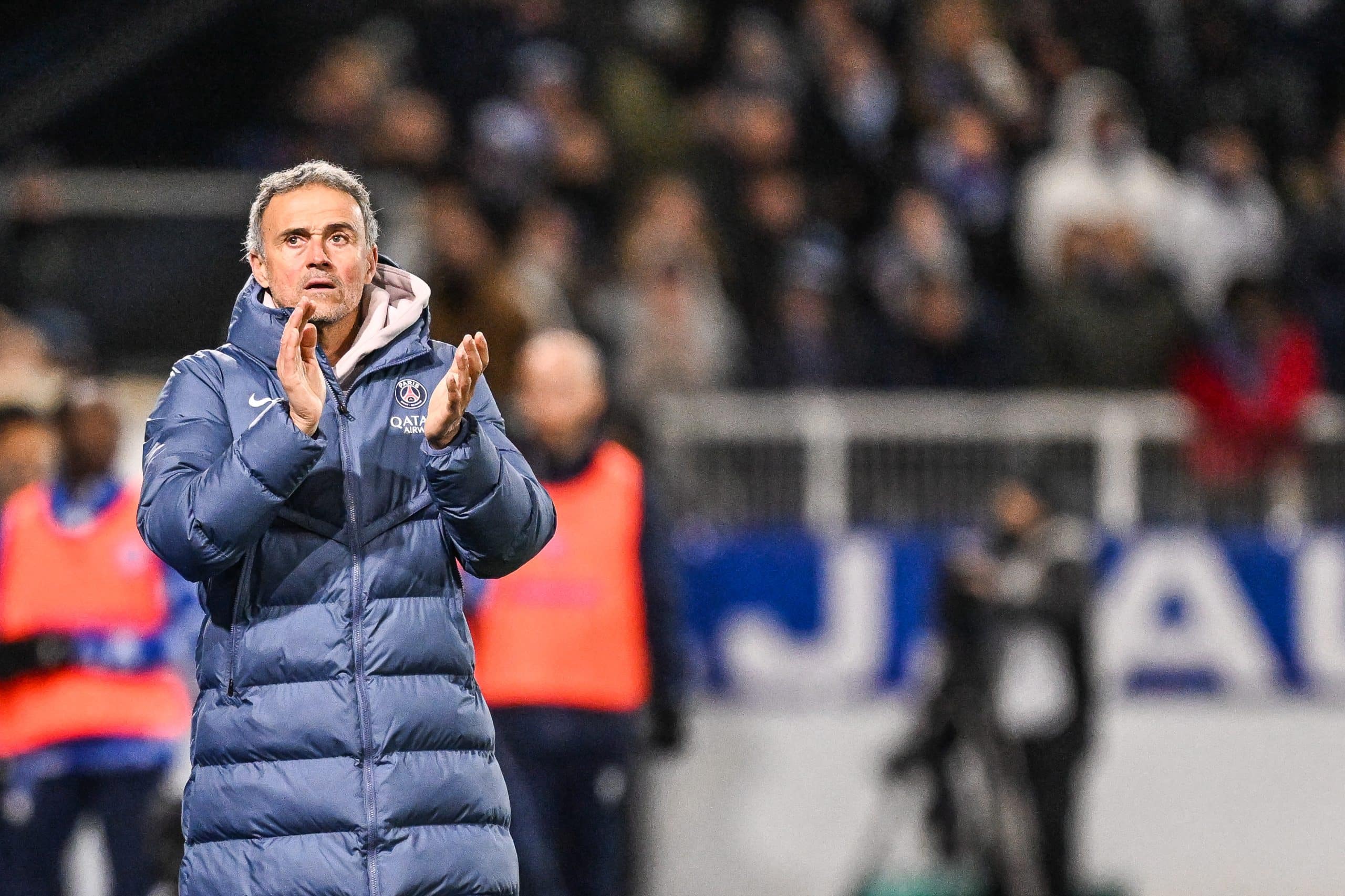 L'entraîneur du PSG, Luis Enrique, applaudissant ses joueurs à la fin du match à Auxerre.