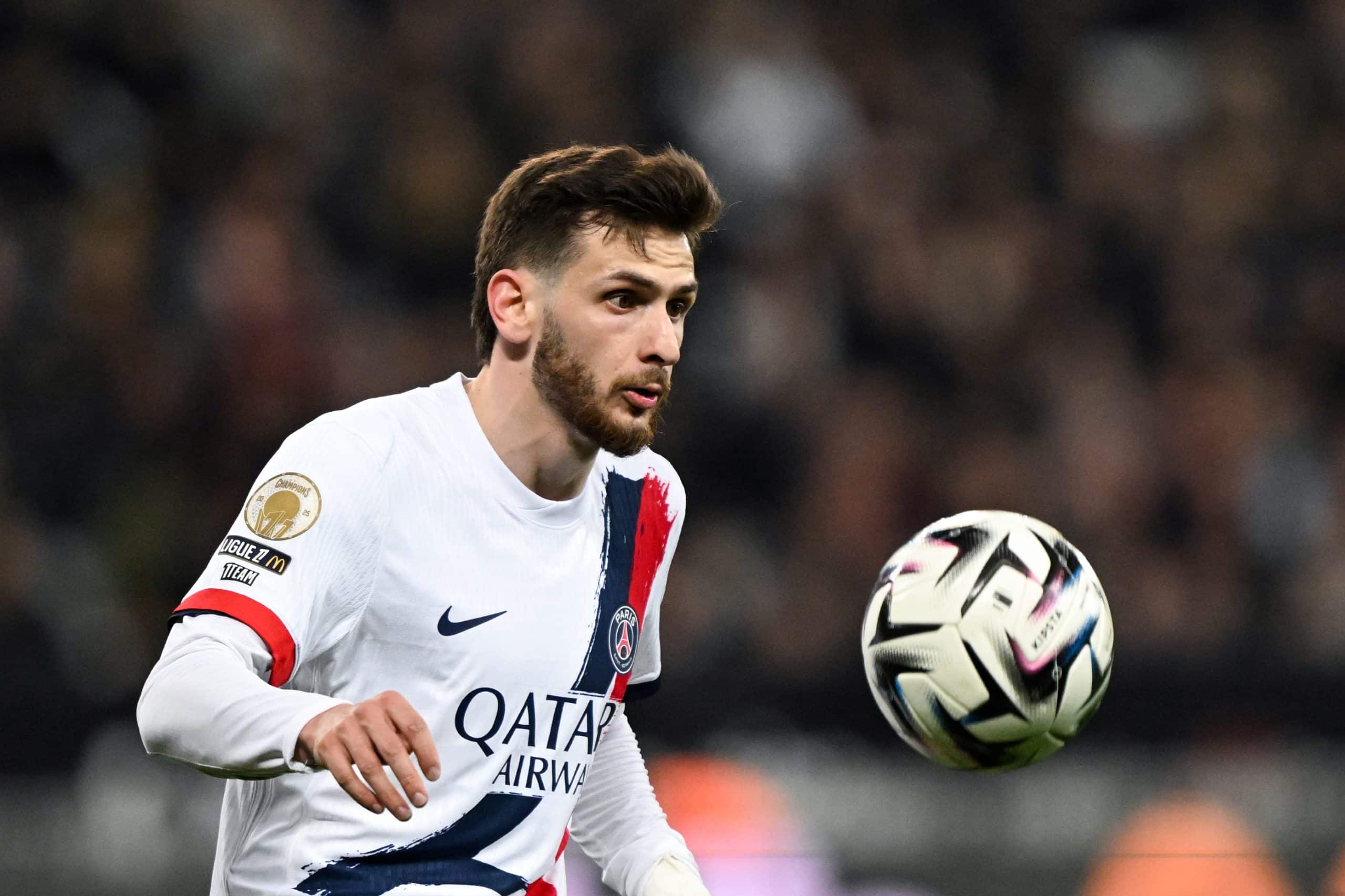Khvicha Kvaratskhelia contrôlant le ballon lors du match du PSG à Nice.