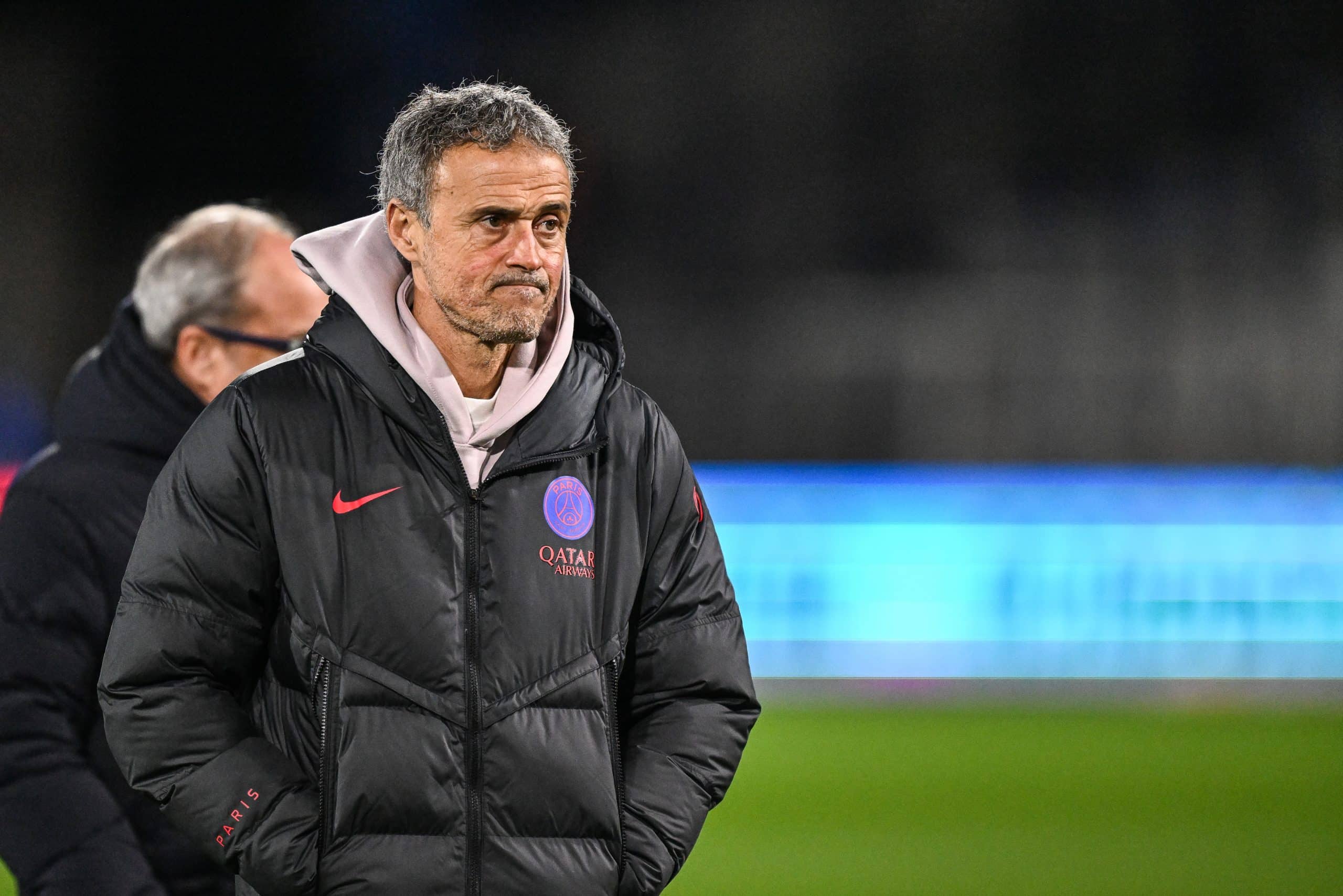 L'entraîneur du PSG, Luis Enrique, reconnaissant la pelouse avant le match à Auxerre.