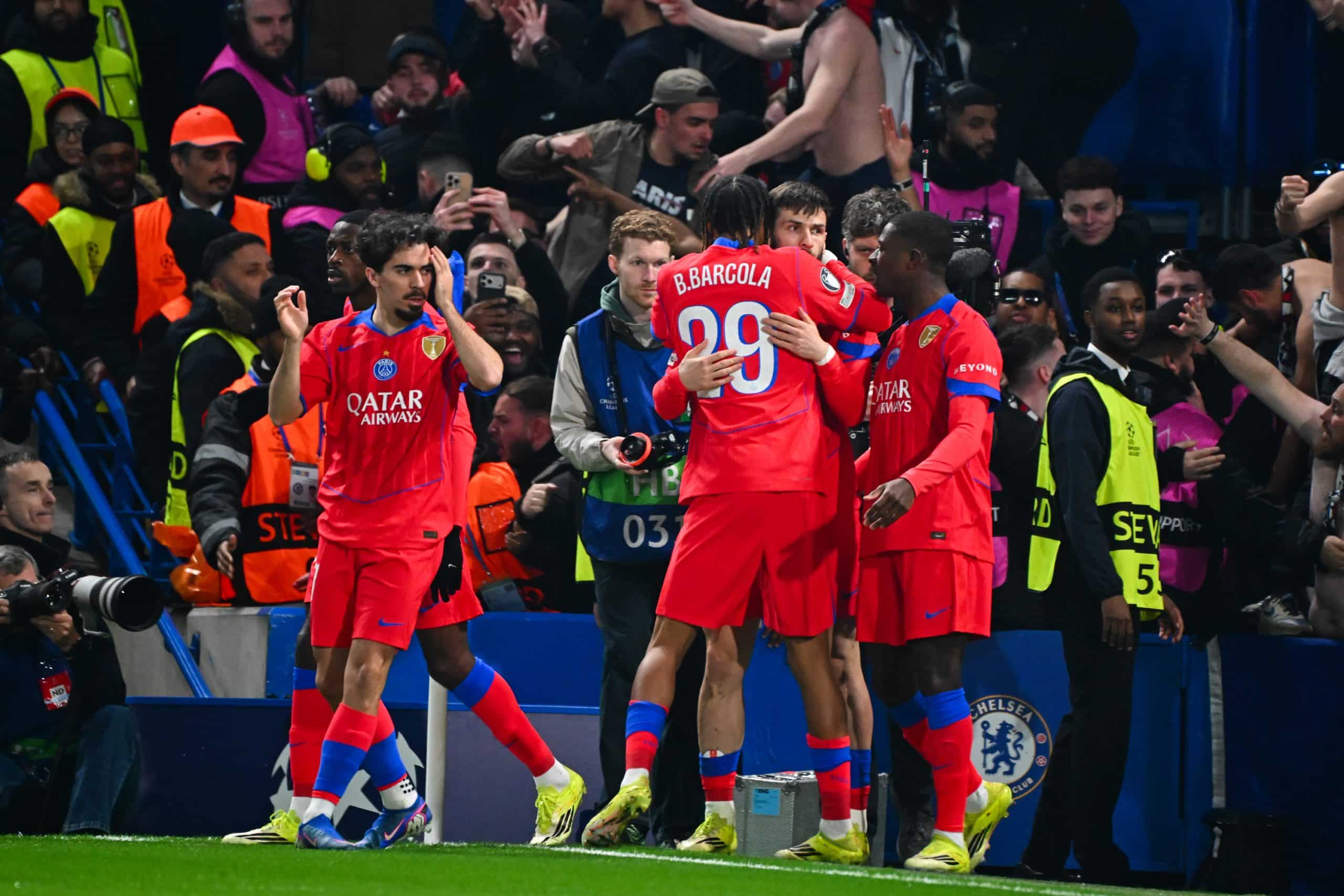 Les joueurs du PSG, dont Bradley Barcola, fêtant l'ouverture du score contre Chelsea.