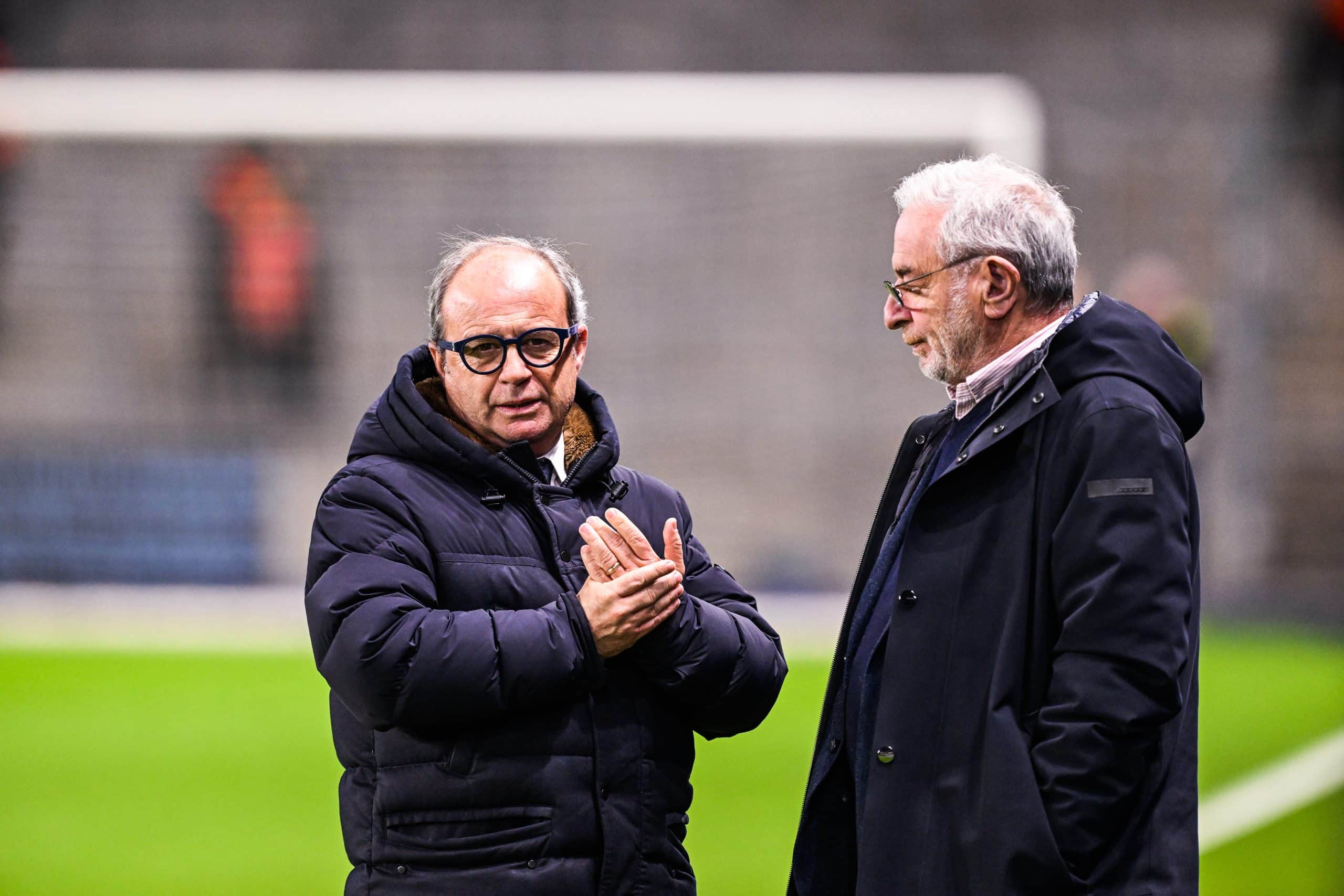 Le directeur sportif du PSG, Luis Campos, discutant avec le président du Havre, Jean-Michel Roussier.