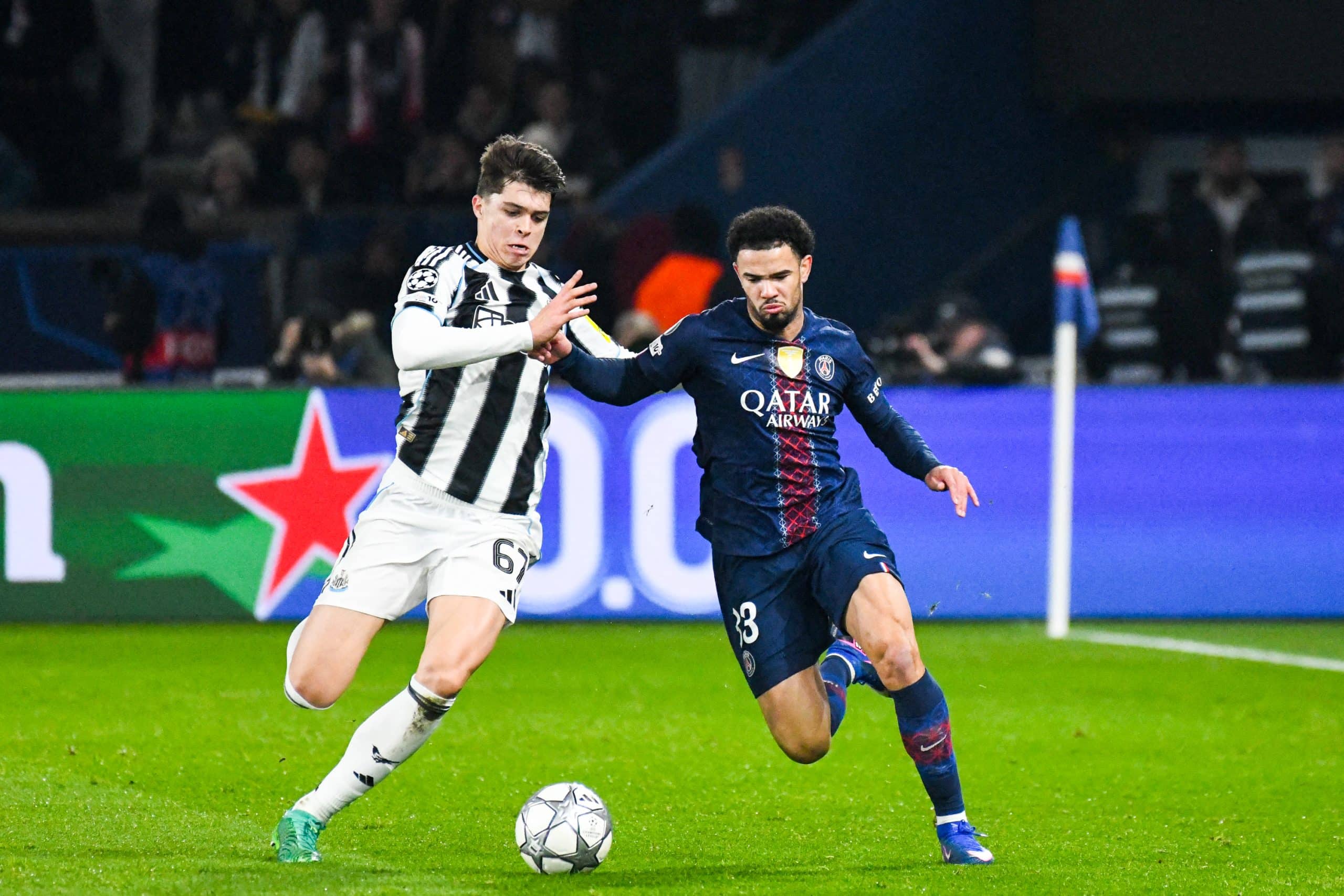 Lewis Miley s'apprêtant à tacler Warren Zaïre-Emery lors de PSG-Newcastle.