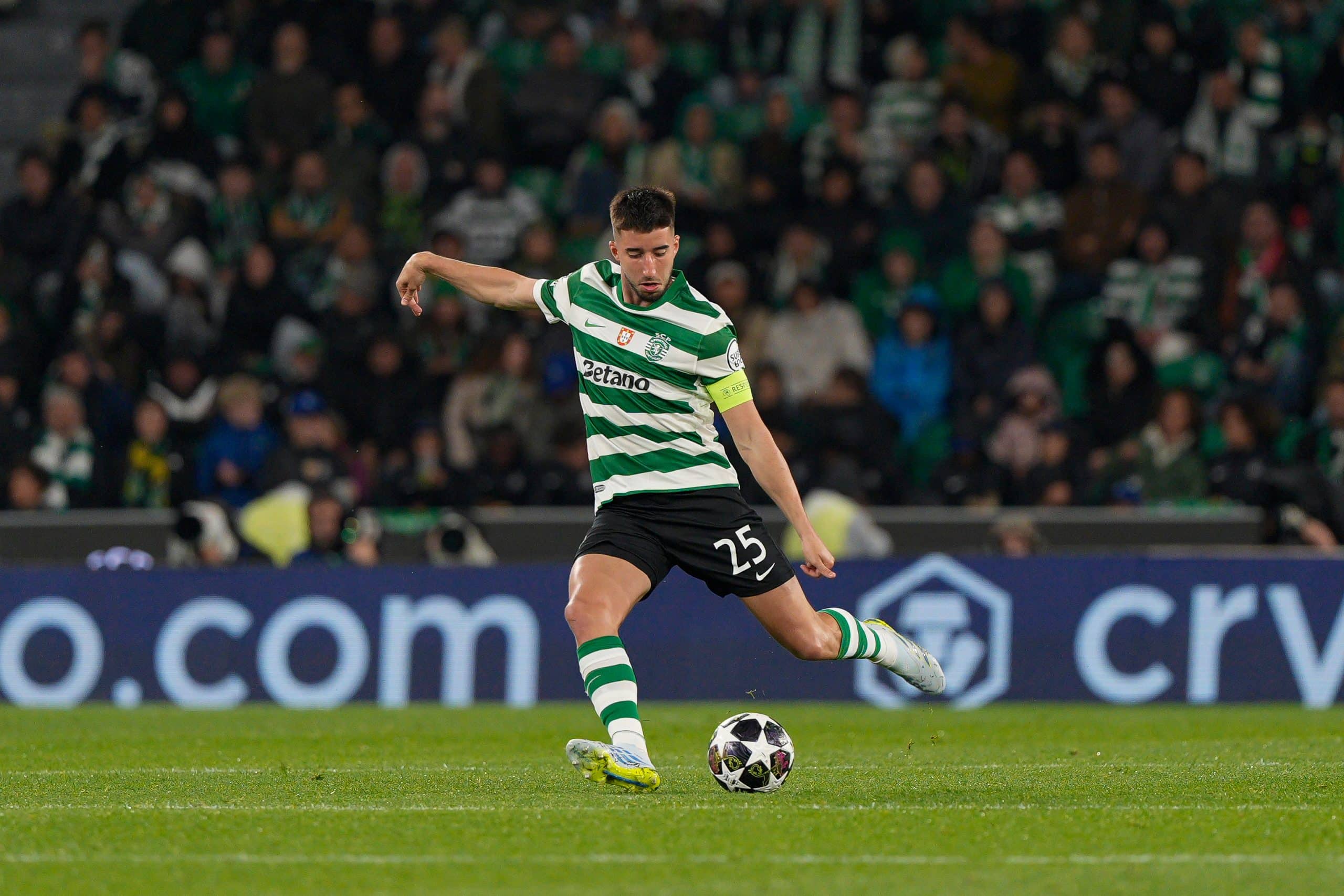 Gonçalo Inacio relançant le ballon lors d'un match du Sporting.