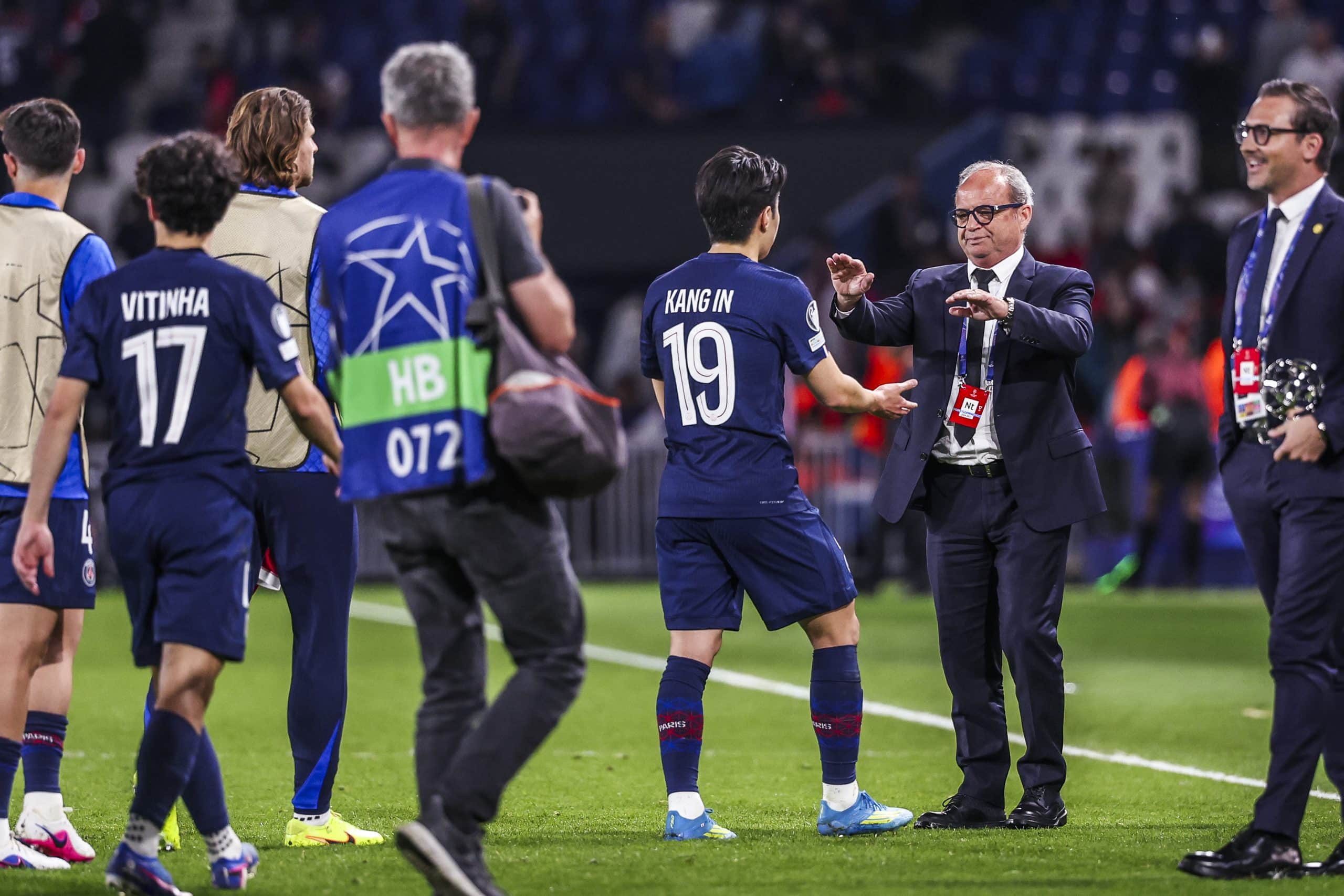 Luis Campos félicitant les joueurs du PSG.