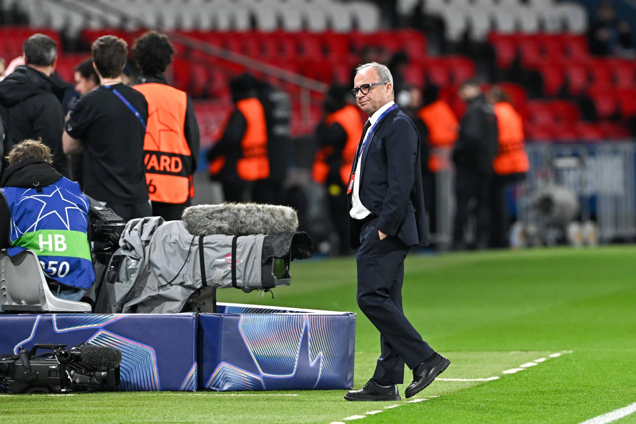 Luis Campos marchant sur la pelouse du Parc des Princes.